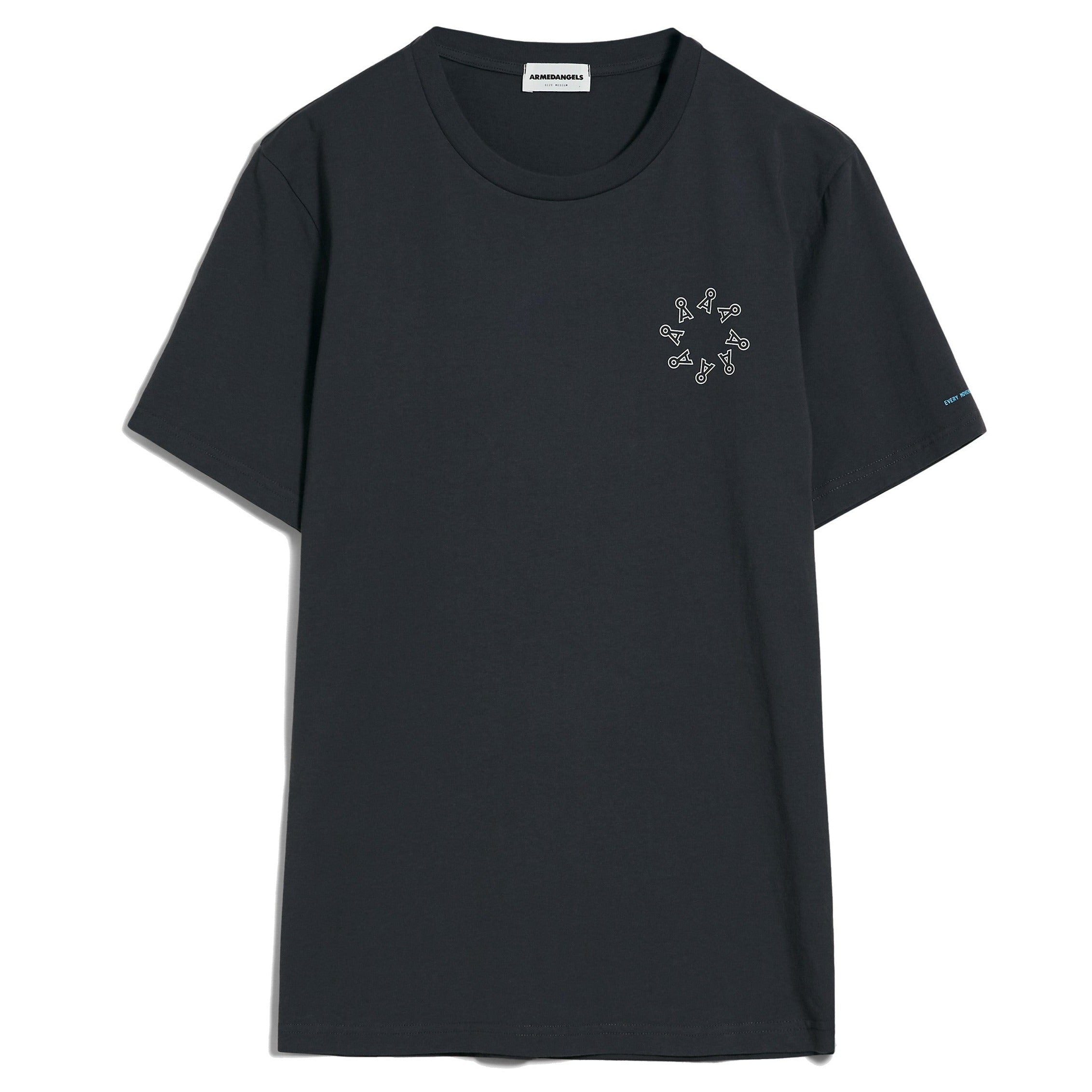 Schwarzes T-Shirt mit kleinem, weißem grafischen Motiv auf der linken Brust.