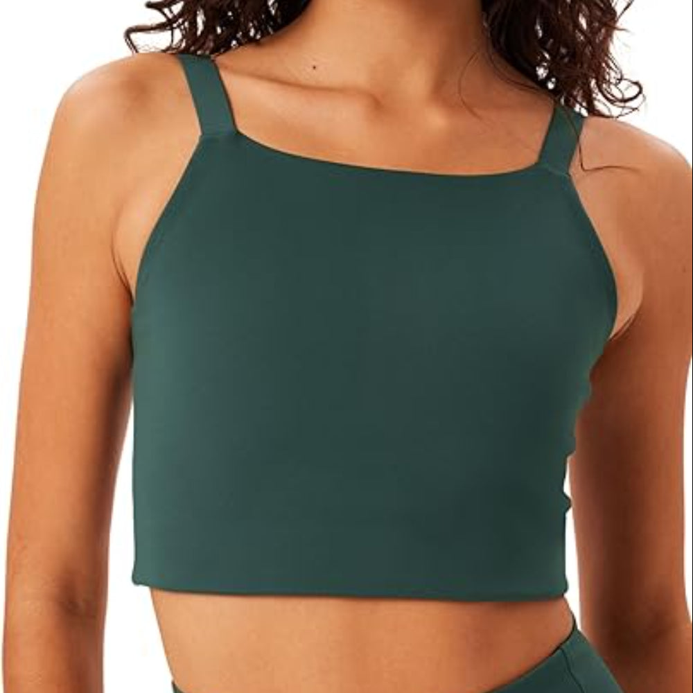 Eine Frau, die ein dunkelgrünes, ärmelloses Crop-Top mit dünnen Trägern trägt. Nur ihr Oberkörper ist zu sehen, und ihr Haar ist gelockt.
