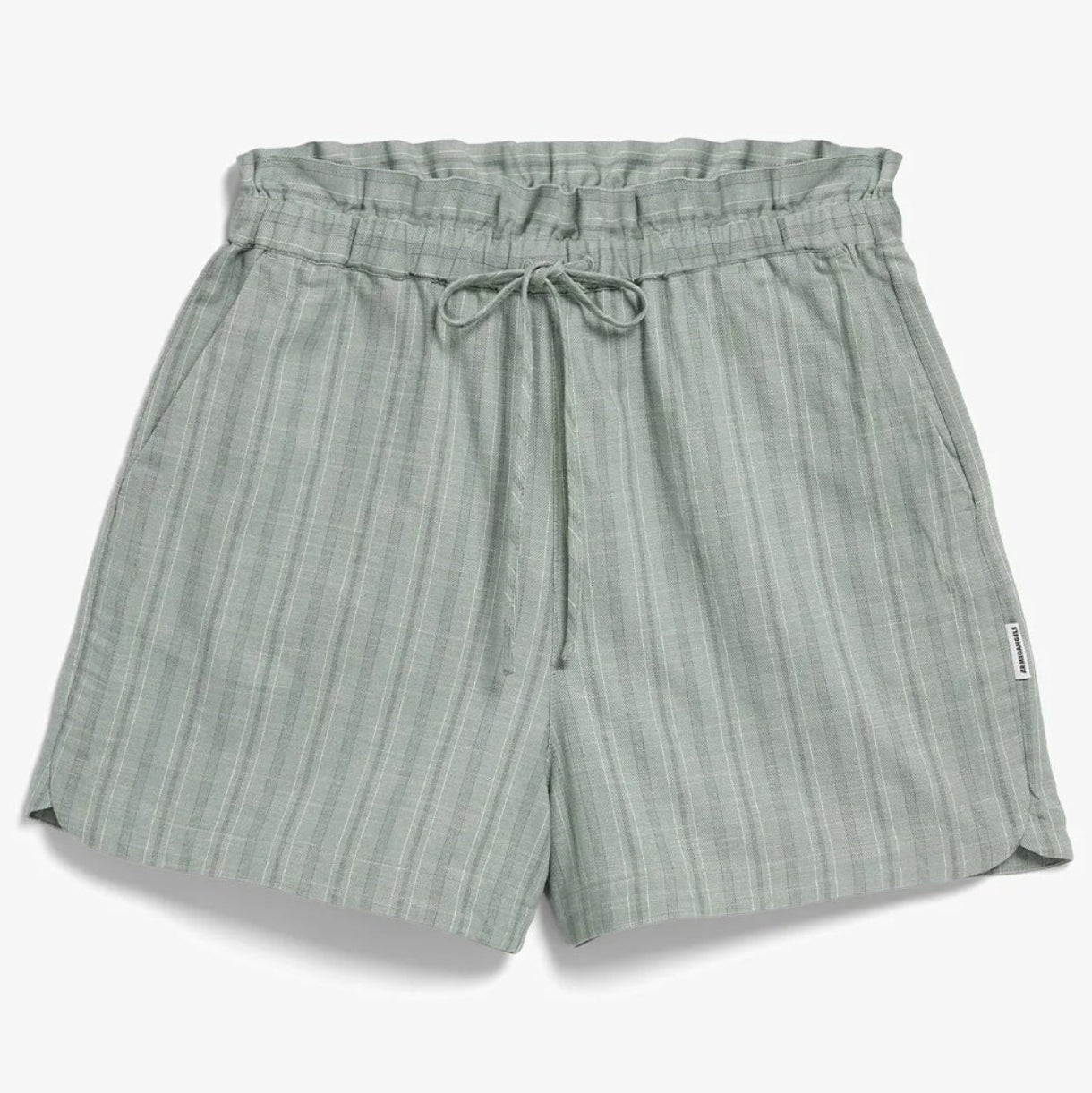Hellgrüne, hoch taillierte Shorts mit dezenten vertikalen Streifen, einem elastischen Bund und einem Kordelzug auf der Vorderseite. Die Shorts haben eine lockere Passform und einen kleinen Schlitz auf jeder Seite in der Nähe des Saums.