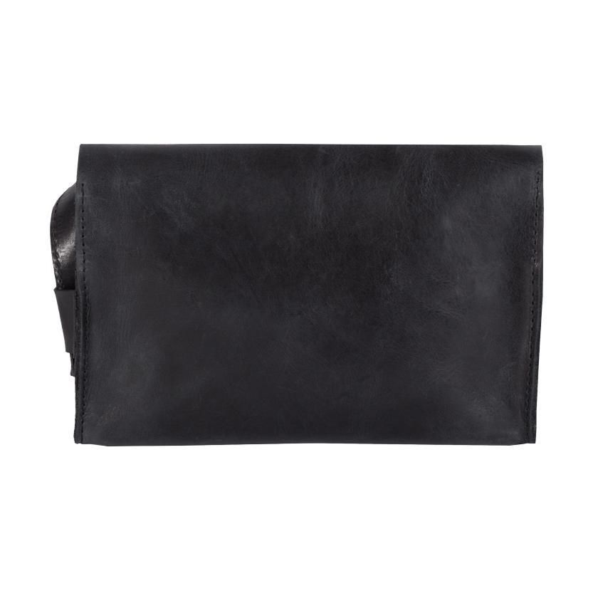 Eine schlichte, rechteckige schwarze Ledertasche oder Clutch, fotografiert vor einem weißen Hintergrund. Die Tasche hat eine glatte Textur und ein minimales Design, mit einem kleinen Teil eines Riemens auf der linken Seite sichtbar.