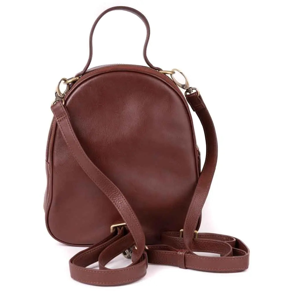 Ein brauner Lederrucksack mit abgerundeter Oberseite, einem kurzen Griff und verstellbaren Schulterriemen, dargestellt vor einem weißen Hintergrund.