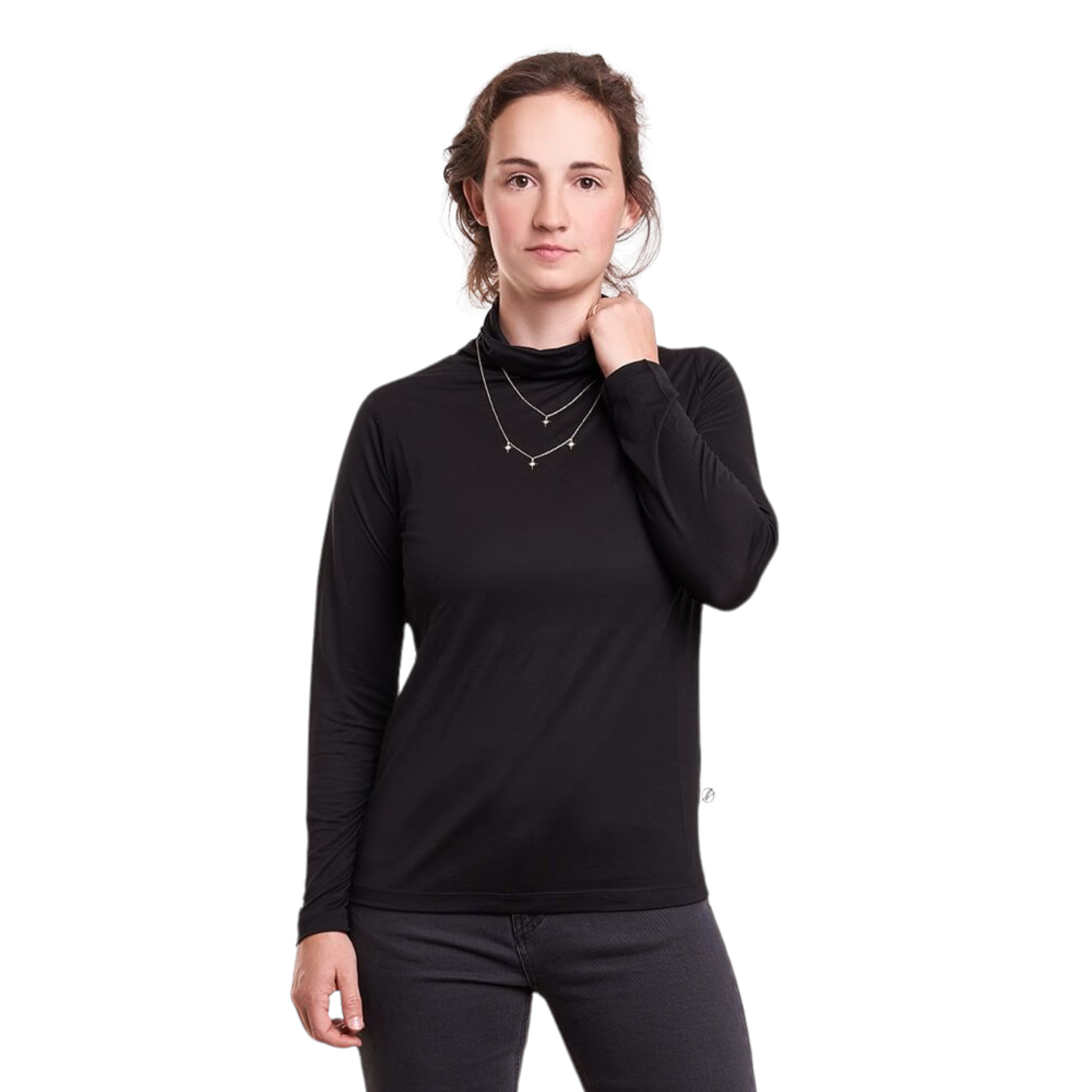Frau in schwarzem Langarmshirt und Halskette vor weißem Hintergrund.