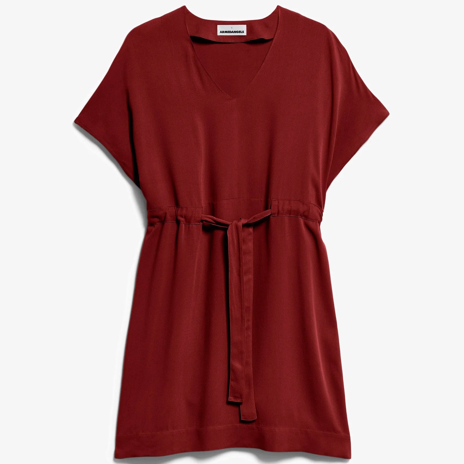 Ein rostrotes Kleid mit kurzen Ärmeln und V-Ausschnitt, das locker sitzt und mit einem passenden Stoffgürtel in der Taille gebunden wird, auf einem schlichten weißen Hintergrund.