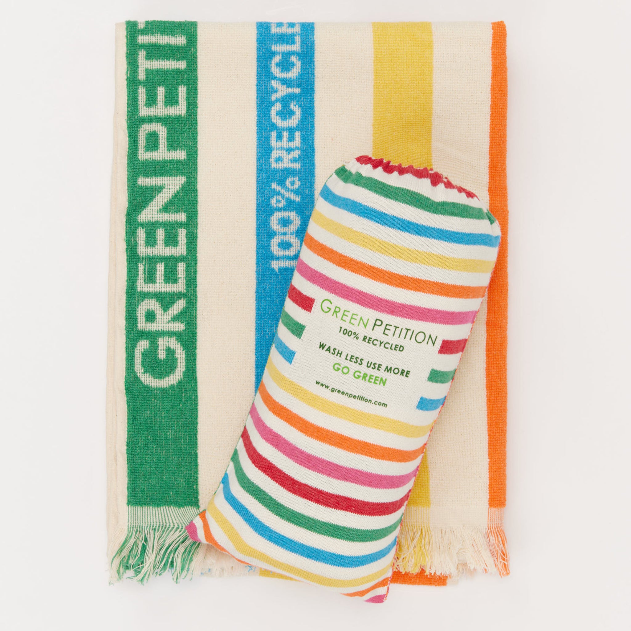 Ein gestreiftes, buntes Handtuch mit der Aufschrift "Green Petition" liegt neben einer passenden Tasche.