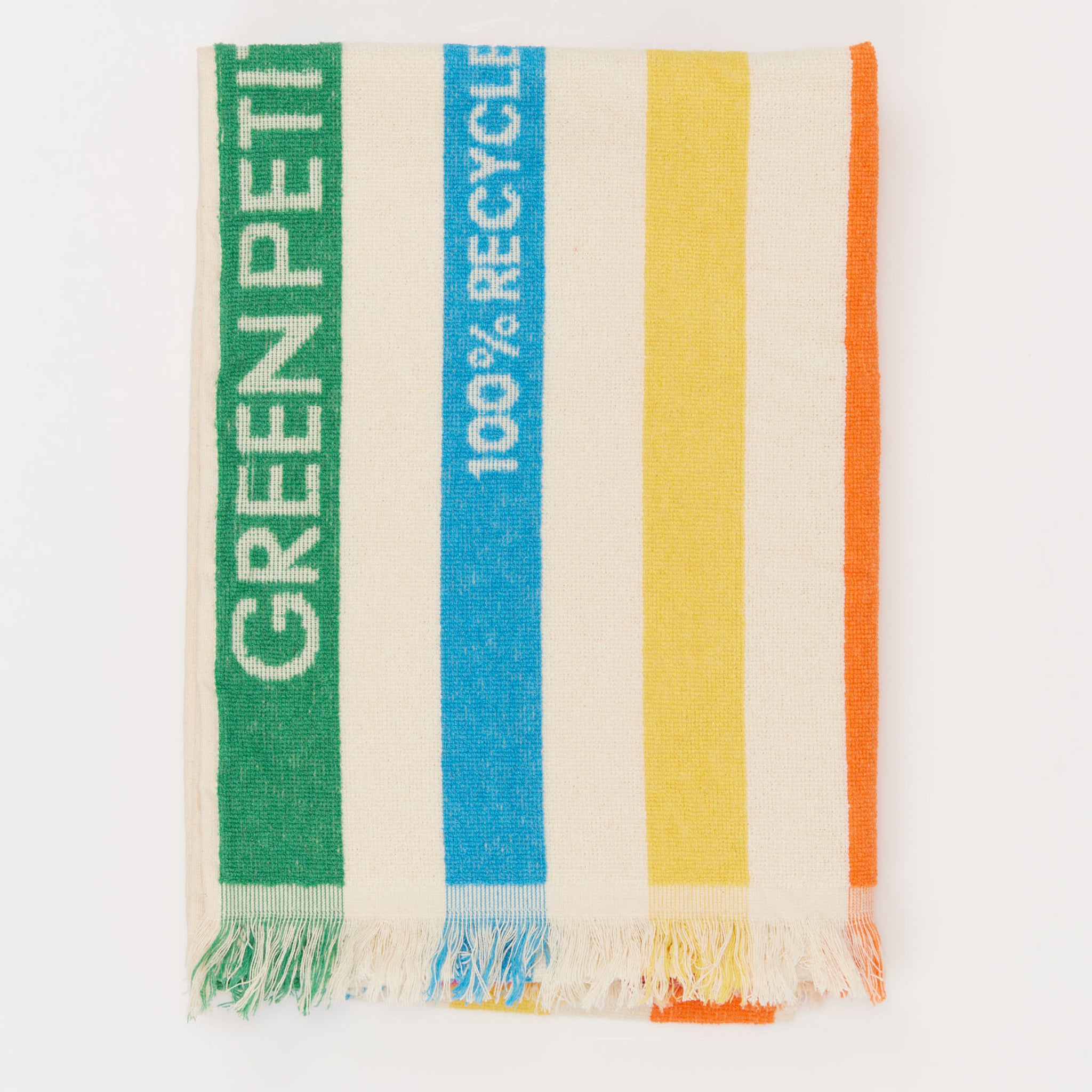 Gestreifte Decke in Grün, Blau, Gelb und Orange mit Fransen, Aufschrift "GREEN PETIT" und "100% RECYCLED".