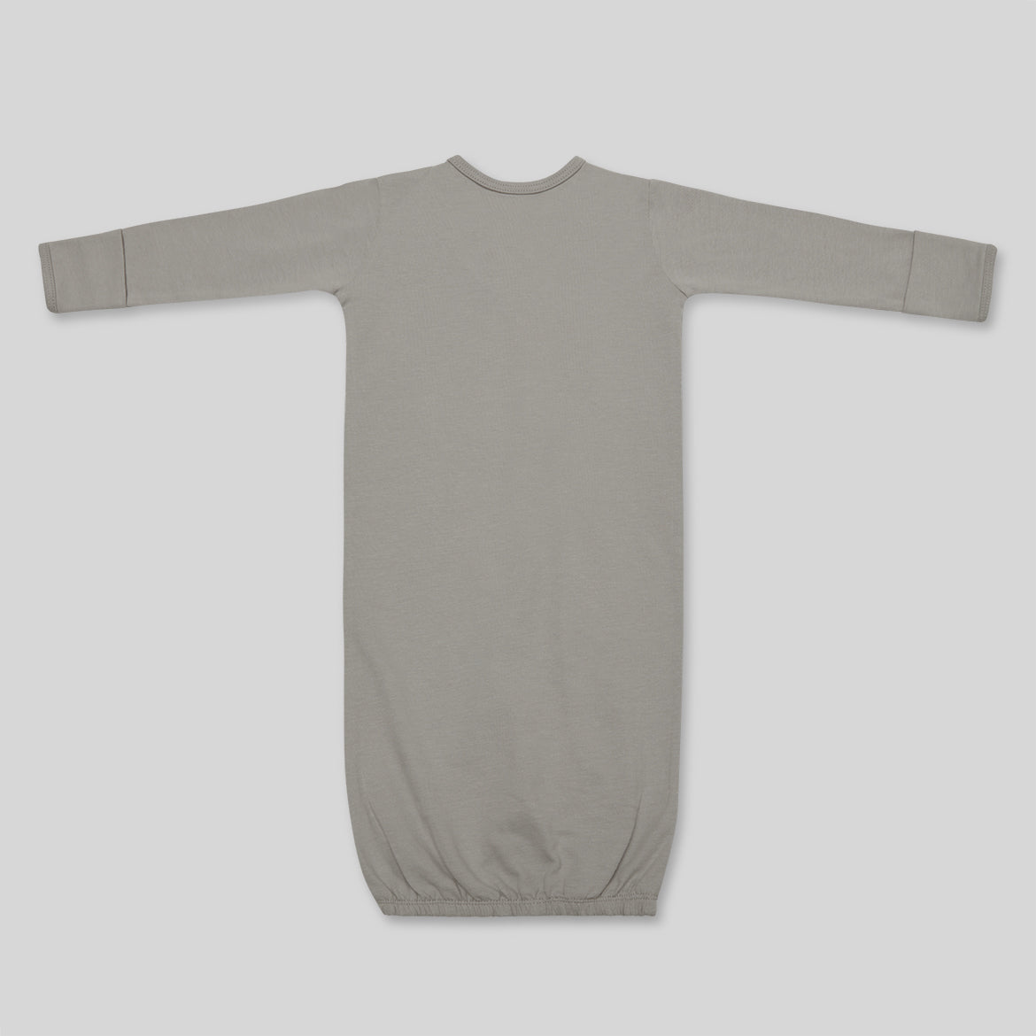 Graues, langärmeliges Baby-Kleidungsstück mit elastischem Saum auf hellgrauem Hintergrund.