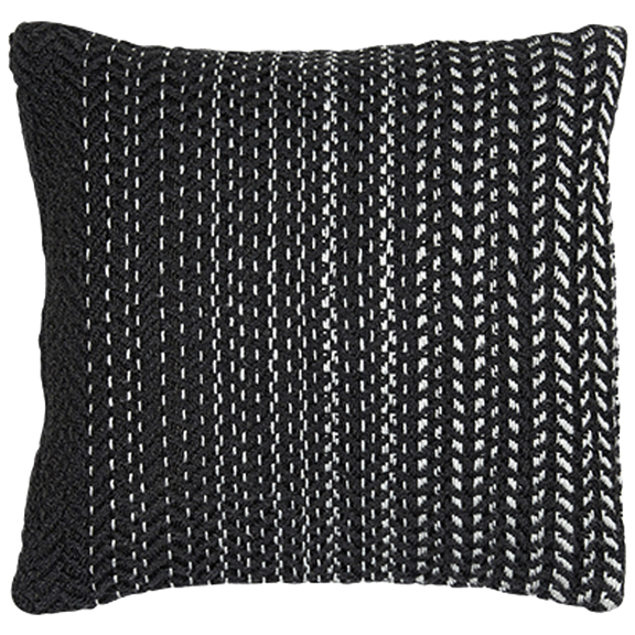 Ein quadratisches schwarzes Kissen mit einem strukturierten Strickmuster und weißen Nähten, die vertikal und diagonal über die Oberfläche verlaufen.