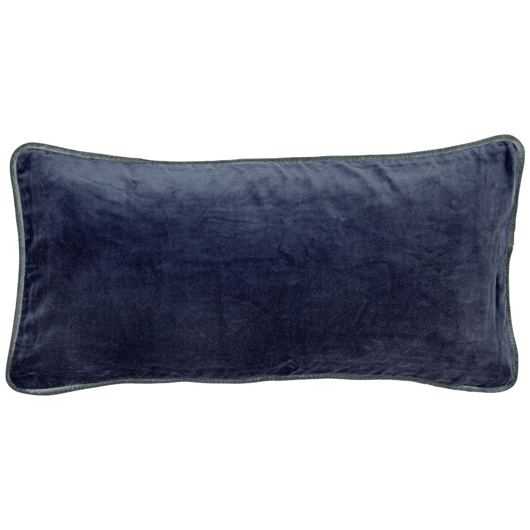 Ein rechteckiges, marineblaues Samtkissen mit leicht abgerundeten Ecken und einer glatten, plüschigen Textur vor einem schlichten weißen Hintergrund.
