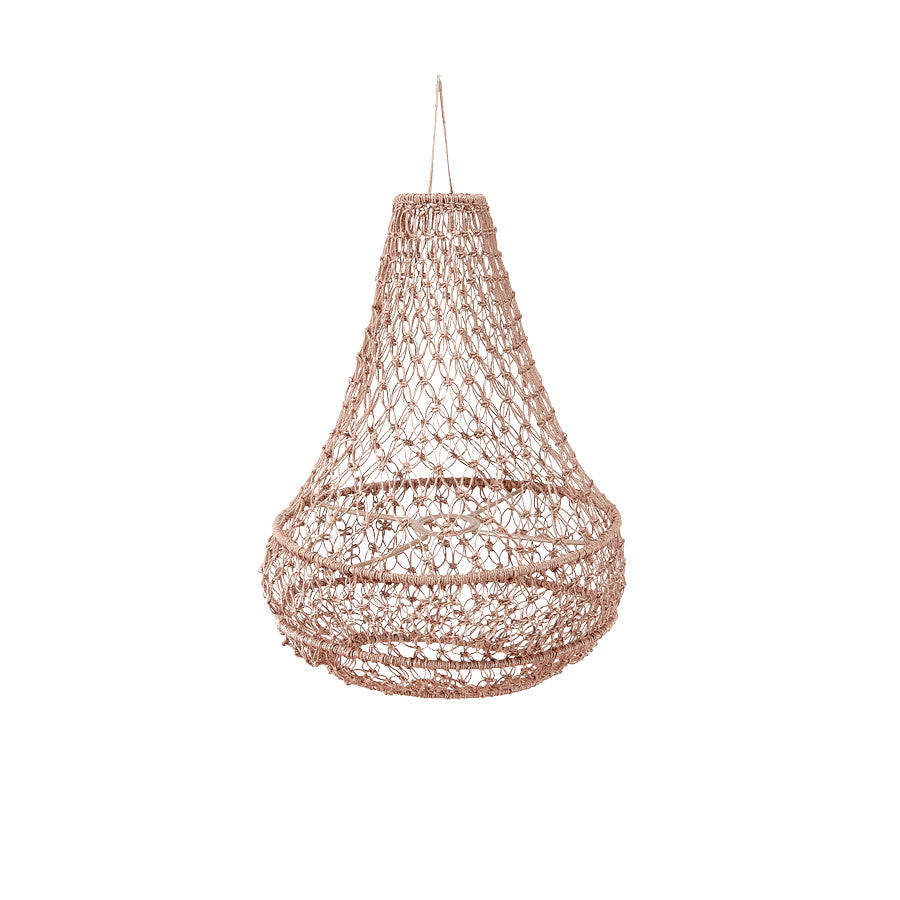 Eine tropfenförmige Hängelampe aus gewebten Naturfasern mit einem offenen, luftigen Design mit sichtbaren Löchern und einer warmen, erdigen Farbe, die an einer einzigen Schnur vor einem weißen Hintergrund aufgehängt ist.