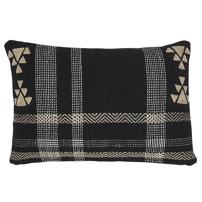 Ein rechteckiges schwarzes Kissen mit geometrischen Mustern in Weiß und Beige, darunter Dreiecke in den Ecken und Streifen, die vertikal und horizontal über die Vorderseite verlaufen.
