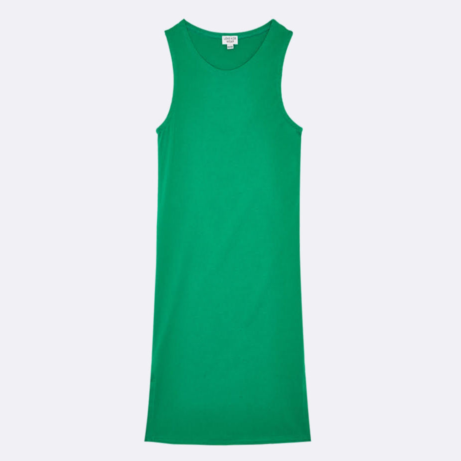 Ärmelloses, knielanges grünes Kleid, das flach auf einem einfarbig weißen Hintergrund liegt.