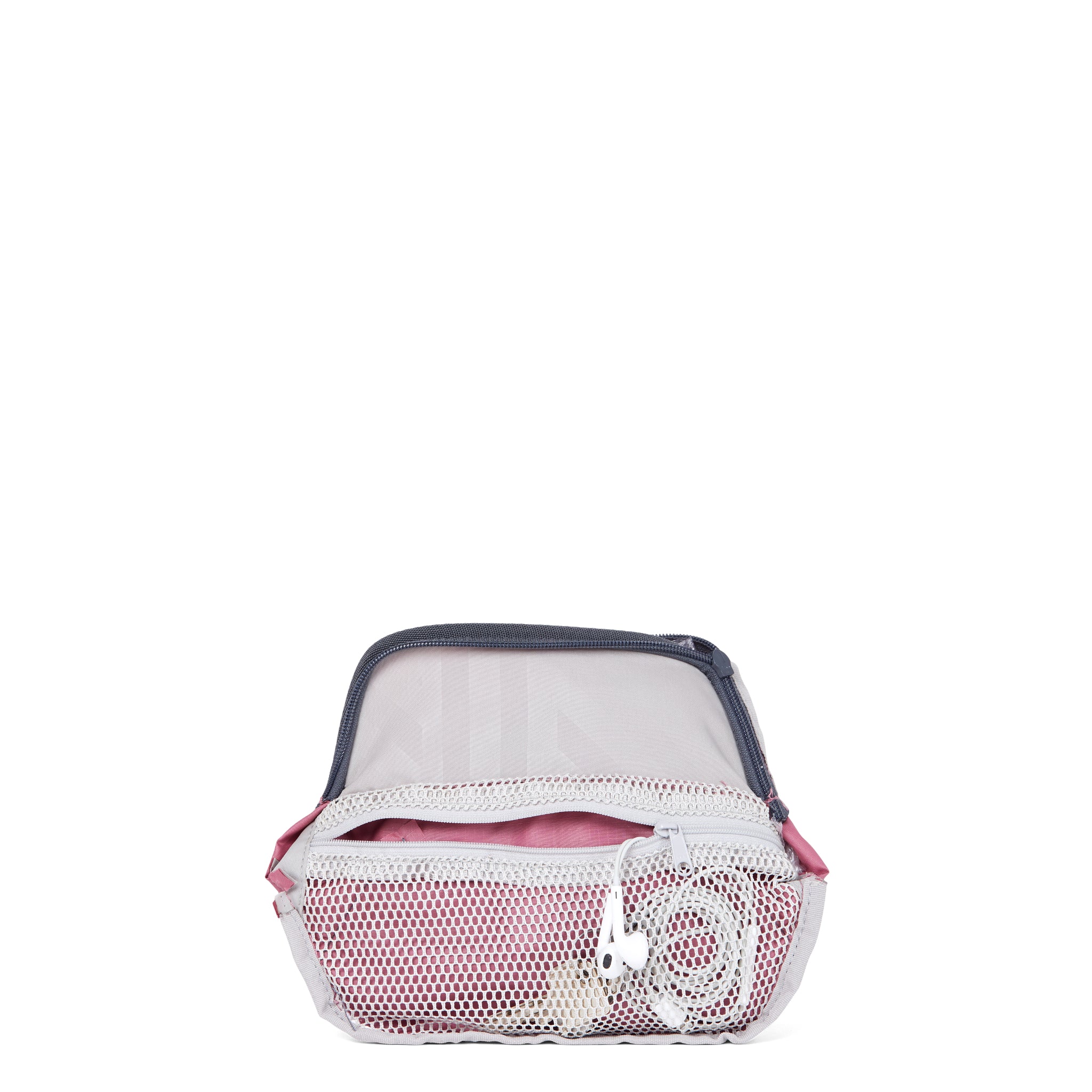 Eine kleine, offene rosa-graue Reißverschlusstasche mit einer Netztasche auf der Vorderseite, in der sich ein Paar weiße Kopfhörer und andere kleine Gegenstände befinden, vor einem schlichten weißen Hintergrund.