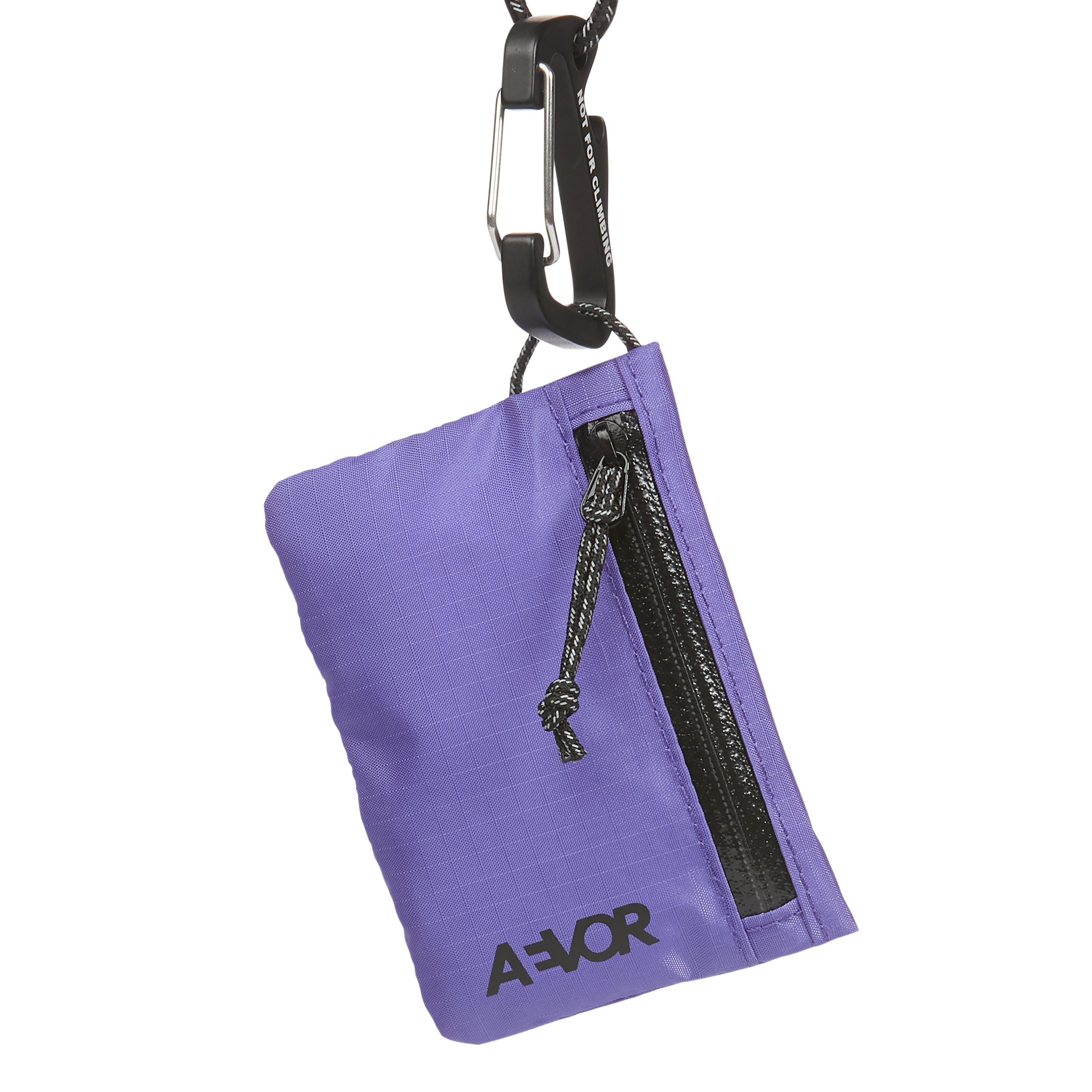 Kleines lila Etui mit schwarzem Reißverschluss und Karabinerhaken, mit dem AEVOR-Logo auf der Vorderseite.
