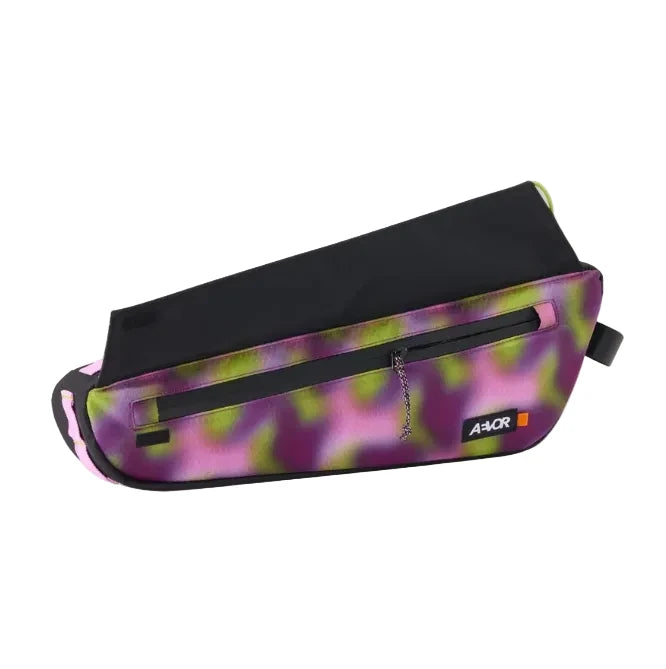 AEVOR Crossbody‑Tasche "UBG Frame Pack M" Ripstop Psychedelic Slush 45 x 5.5 x 14 cm