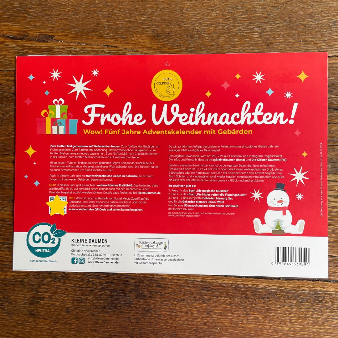Eine festliche rote Adventskalenderbox mit Frohe Weihnachten! in weißer Schrift, weihnachtlichen Symbolen wie Geschenken, Sternen und einem Schneemann sowie Informationen über den Kalender in deutscher Sprache auf einer Holzoberfläche.