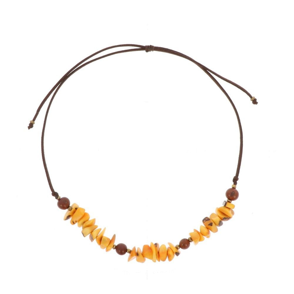 Eine braune Kordelkette mit gelben und braunen unregelmäßigen Perlen in der Mitte, mit verstellbaren Knotenenden.