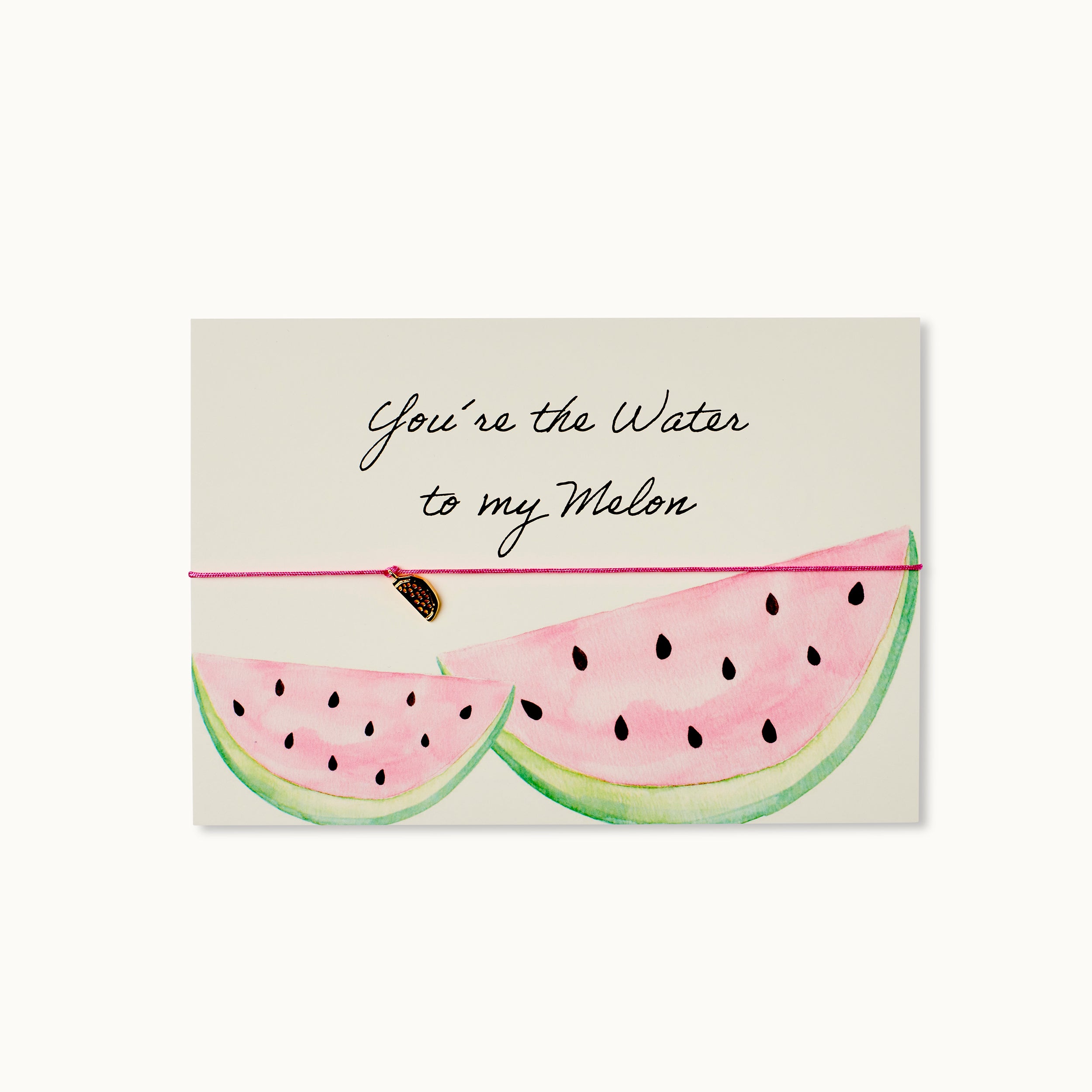 Eine Karte mit Aquarellillustrationen von zwei Wassermelonenscheiben und dem handgeschriebenen Text Youre the Water to my Melon, mit einer rosa Schnur, die über die obere Scheibe gebunden ist.