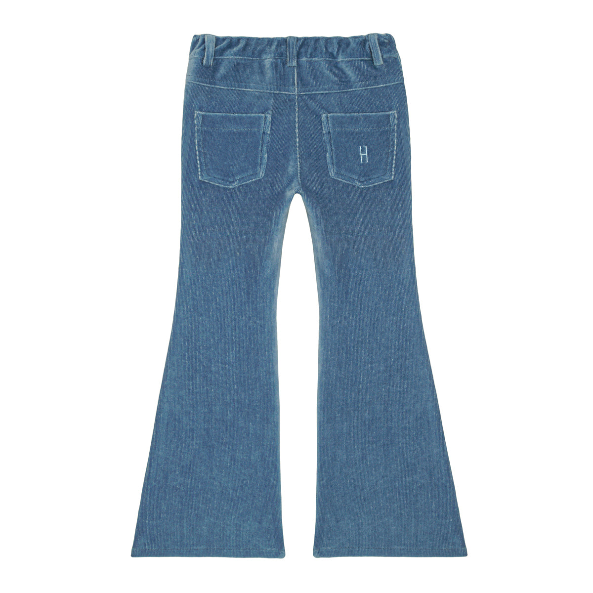 Blaue Glockenjeans aus Denim mit zwei Gesäßtaschen, eine davon mit aufgesticktem H. Die Jeans hat Gürtelschlaufen und einen elastischen Bund, die Beine sind von den Knien bis zum Saum ausgestellt.