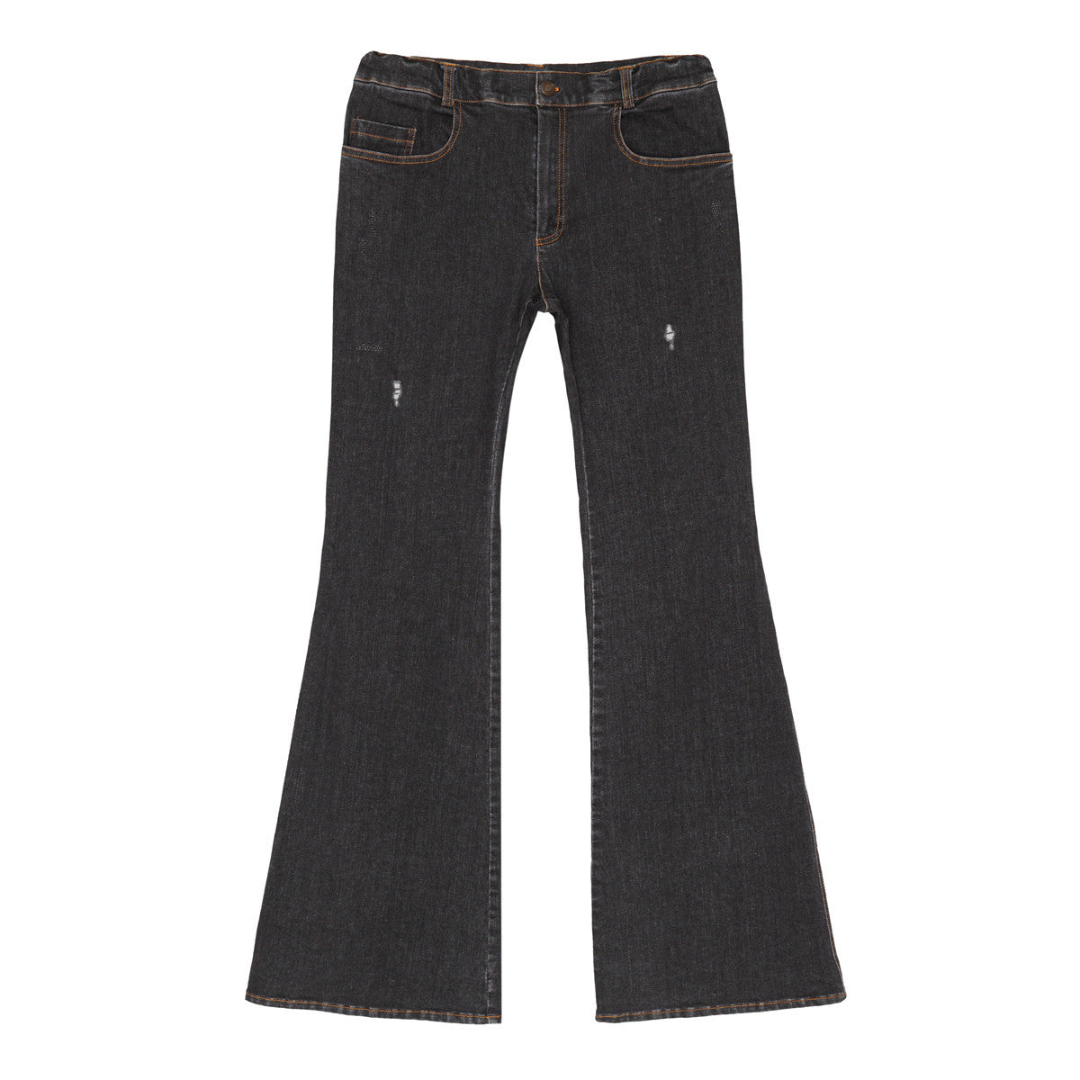 Schwarze Röhrenjeans mit leichten Gebrauchsspuren auf der Vorderseite und braunen Nähten, flach auf weißem Grund.
