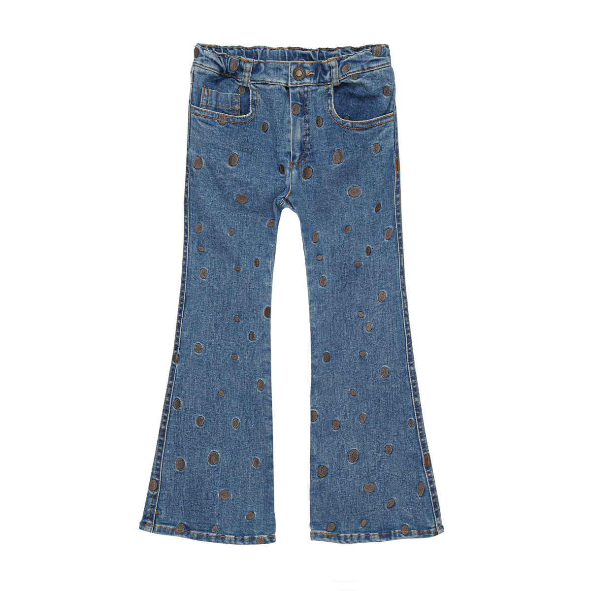 Schlagjeans aus blauem Denim mit elastischem Bund, Vorder- und Gesäßtaschen und braunen Tupfenmustern, die über den gesamten Stoff verstreut sind. Die Jeans sind flach auf einem weißen Hintergrund gelegt.