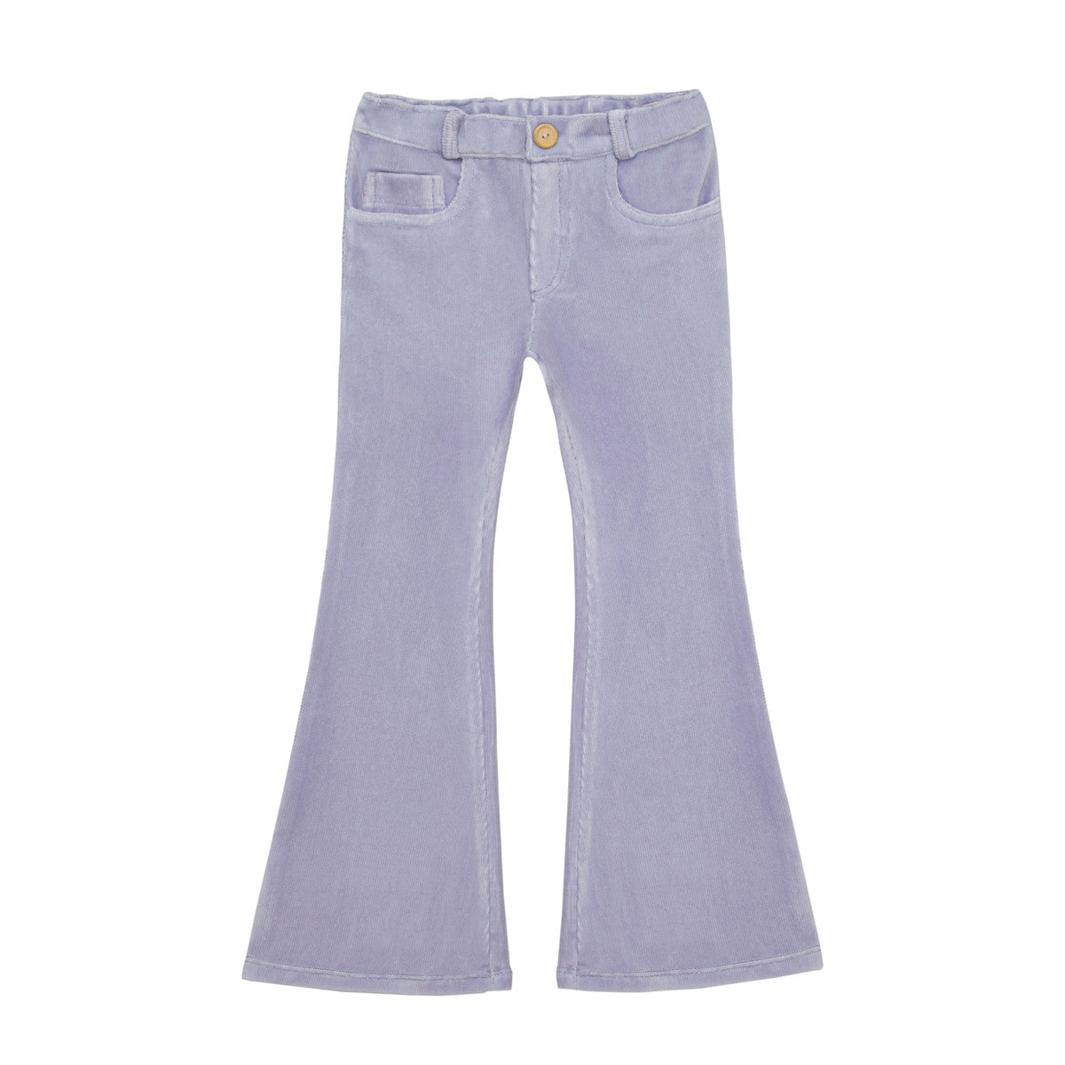 Hellviolette, ausgestellte Cordhose mit Vorder- und Gesäßtaschen, Gürtelschlaufen und einem Knopfverschluss, flach auf weißem Hintergrund dargestellt.