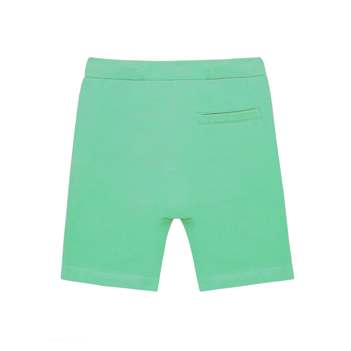 Grüne Shorts mit elastischem Bund und einer einzigen Gesäßtasche auf weißem Grund.