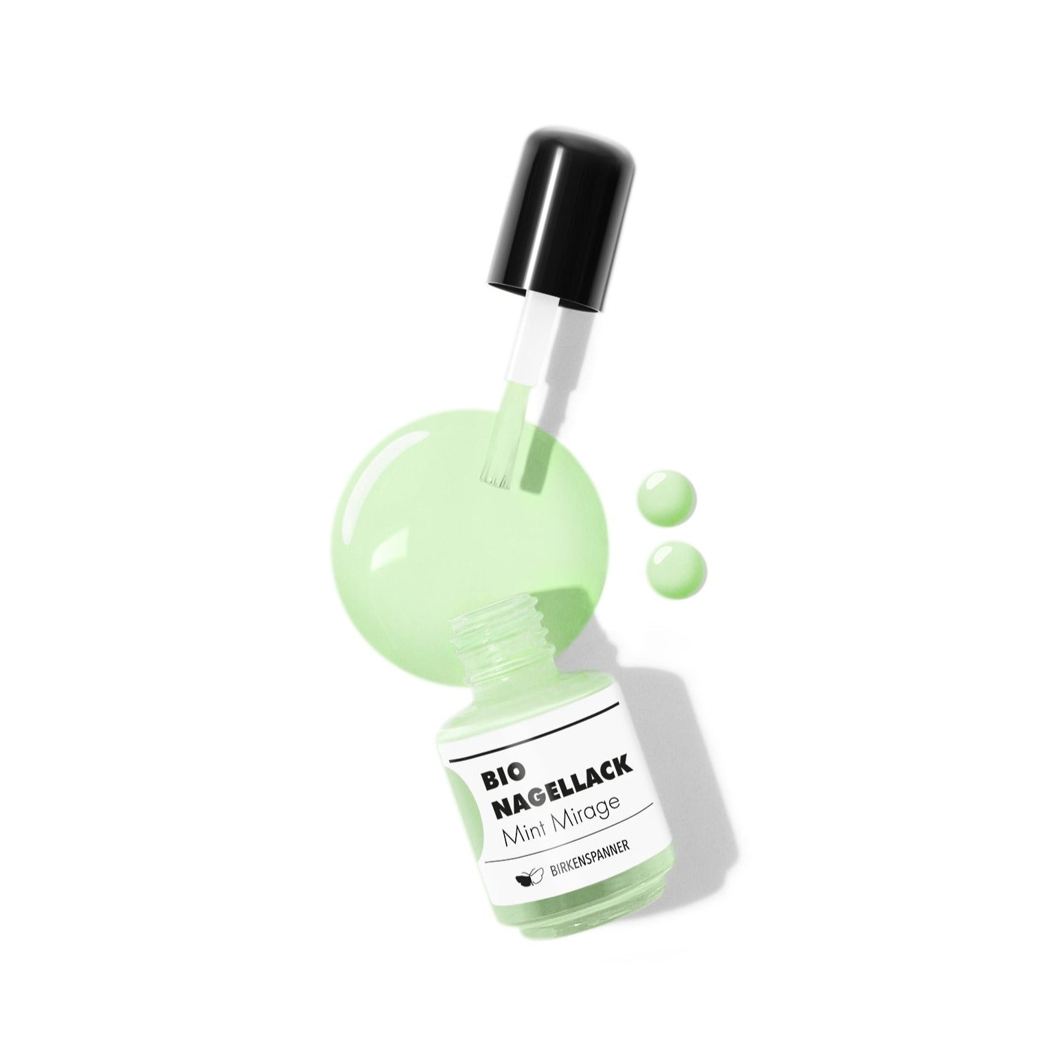 Offenes Fläschchen mit mintgrünem Nagellack, Pinsel und Farbklecks auf weißem Hintergrund.