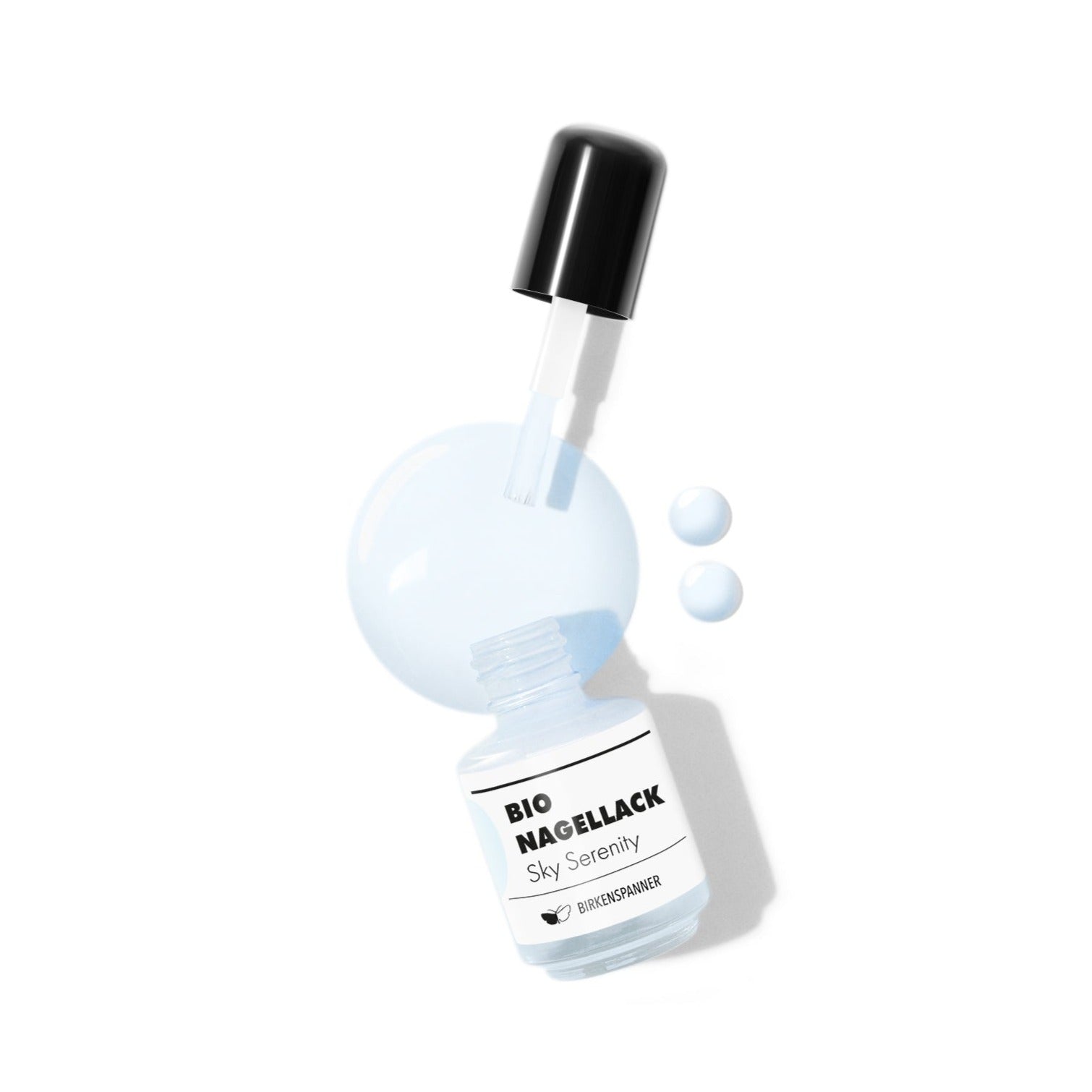Glas-Nagellackflasche mit schwarzem Deckel, etikettiert als Bio-Nagellack "Sky Serenity", mit hellblauer Farbe.