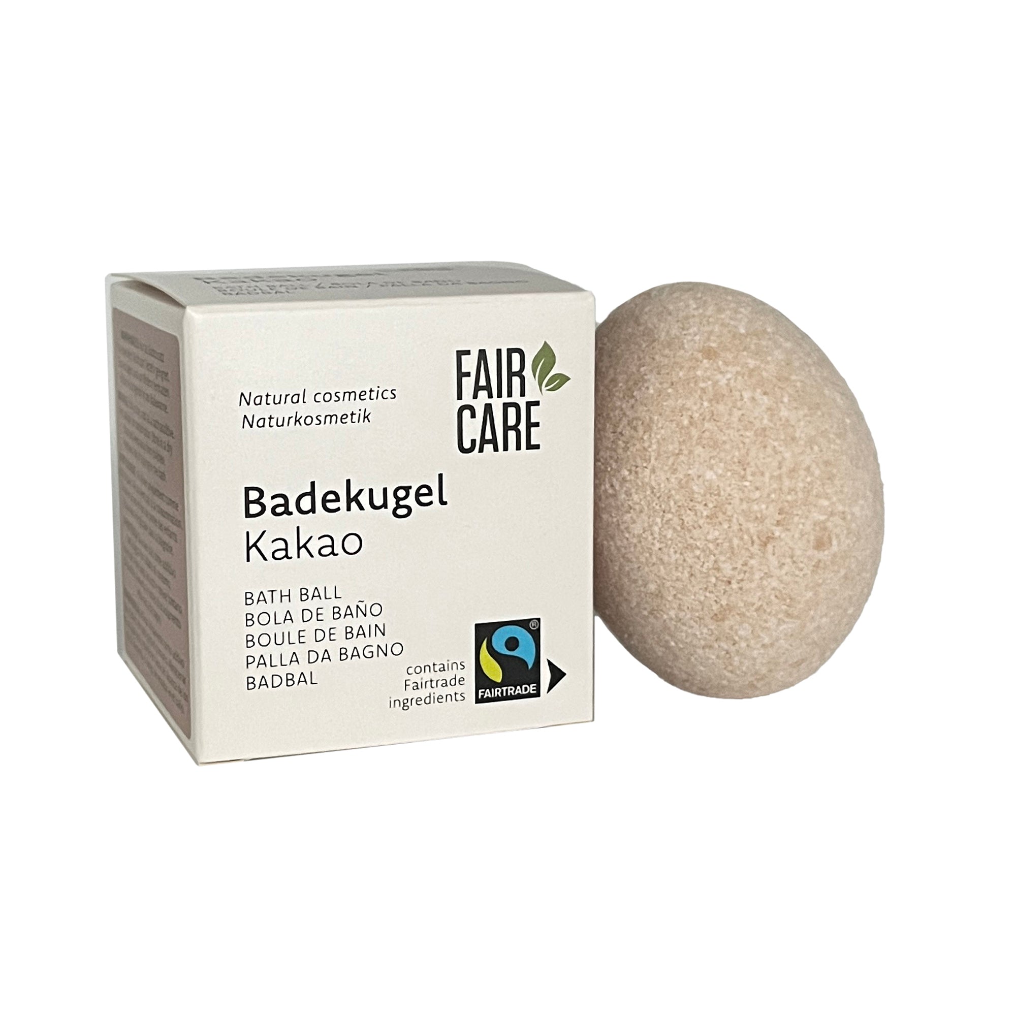 Eine Schachtel mit der Aufschrift Badekugel Kakao der Marke Fair Care steht neben einer runden, beigen Badekugel. Auf der Verpackung sind die Logos von Fairtrade und Naturkosmetik abgebildet.
