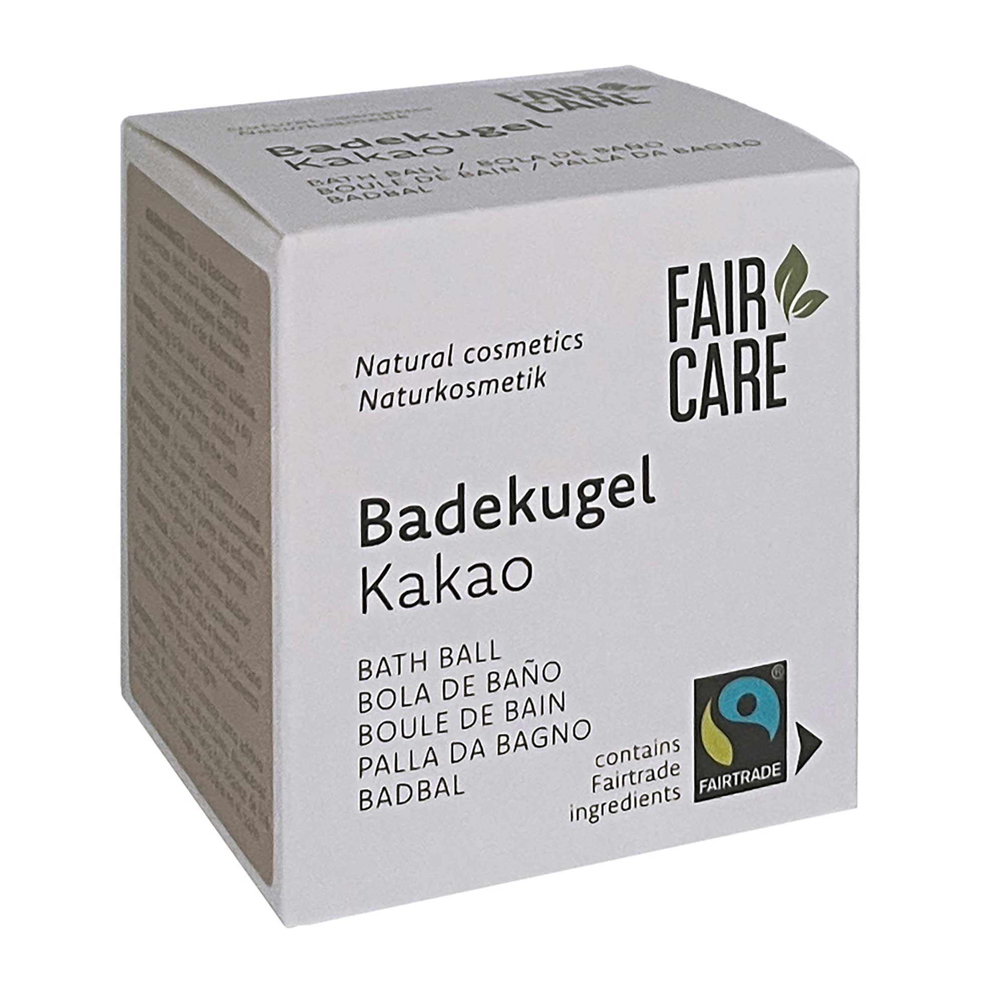 Eine weiße Schachtel mit der Aufschrift Fair Care enthält eine Badekugel mit Kakao. Der Text umfasst Naturkosmetik, Badekugel Kakao, Übersetzungen in verschiedenen Sprachen und ein Fairtrade-Logo, das auf fair gehandelte Zutaten hinweist.