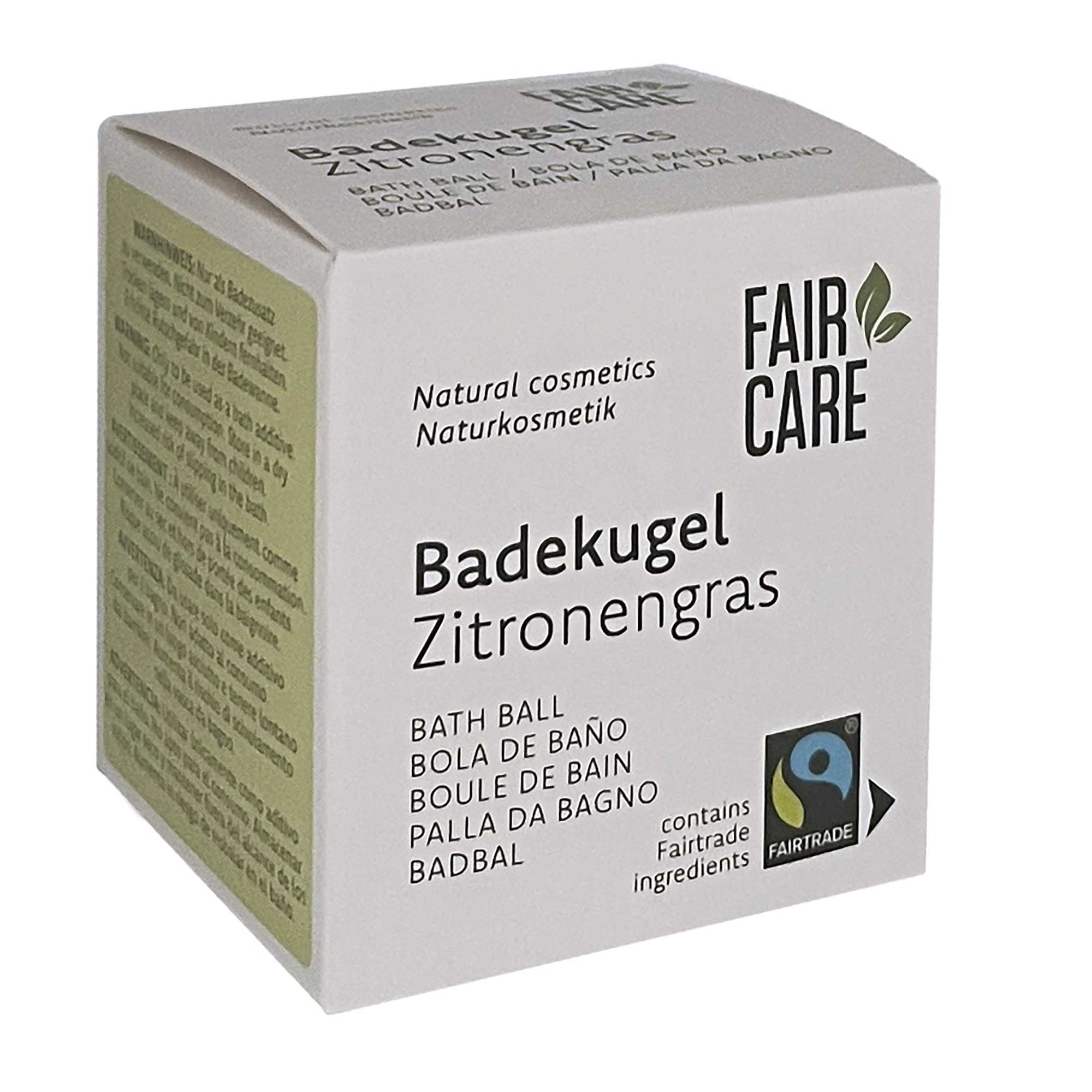 Eine weiße Schachtel mit Fair Care Naturkosmetik-Badekugeln mit Zitronengras-Duft. Die Verpackung enthält Text in mehreren Sprachen und ein Fairtrade-Zertifizierungslogo.