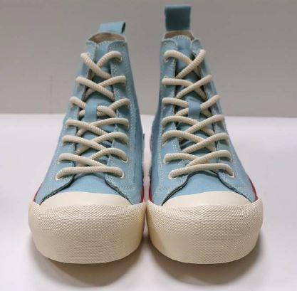 Zwei hellblaue High-Top-Sneaker mit weißen Schnürsenkeln und Sohlen stehen nebeneinander auf weißem Hintergrund.