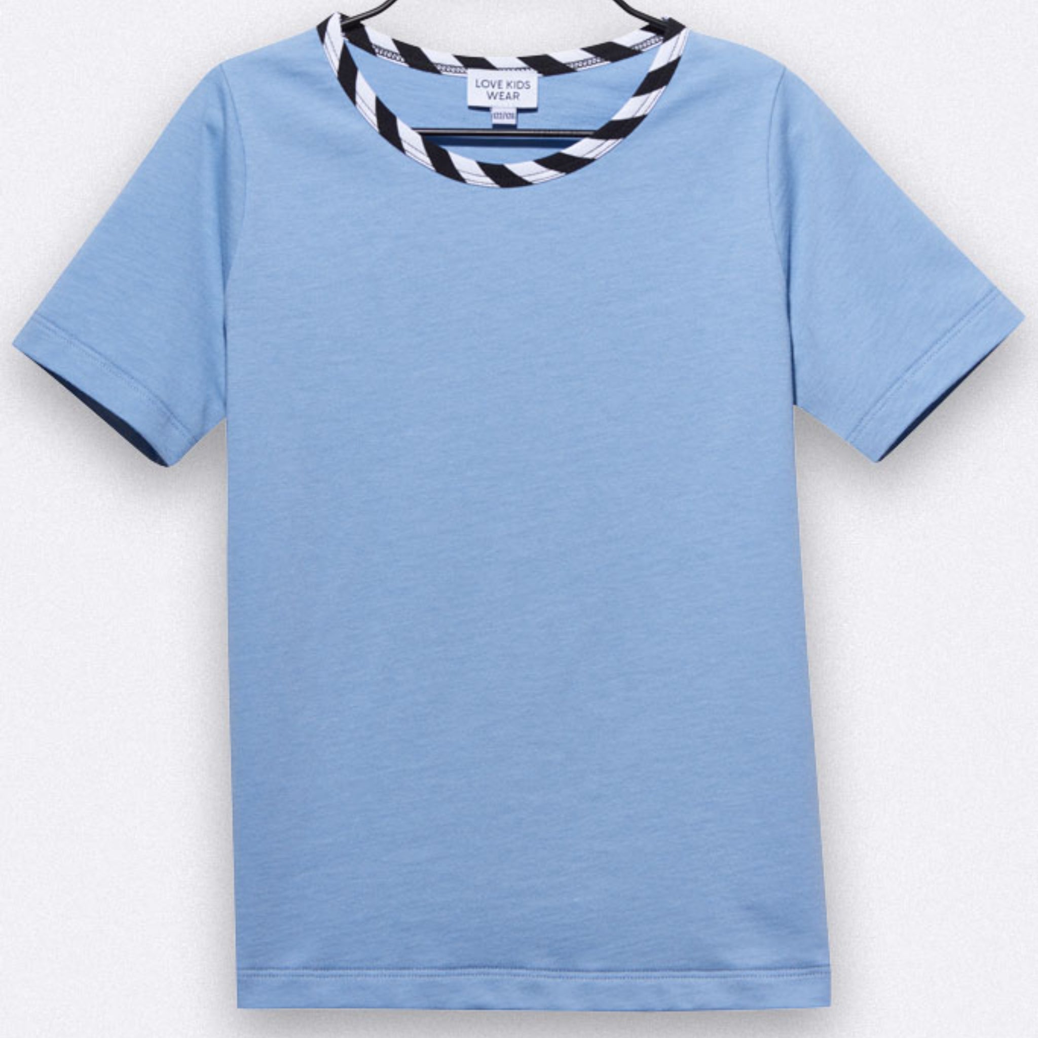 Hellblaues Kurzarm-T-Shirt mit Rundhalsausschnitt und schwarz-weiß gestreiftem Innenkragen auf einfarbigem Grund.
