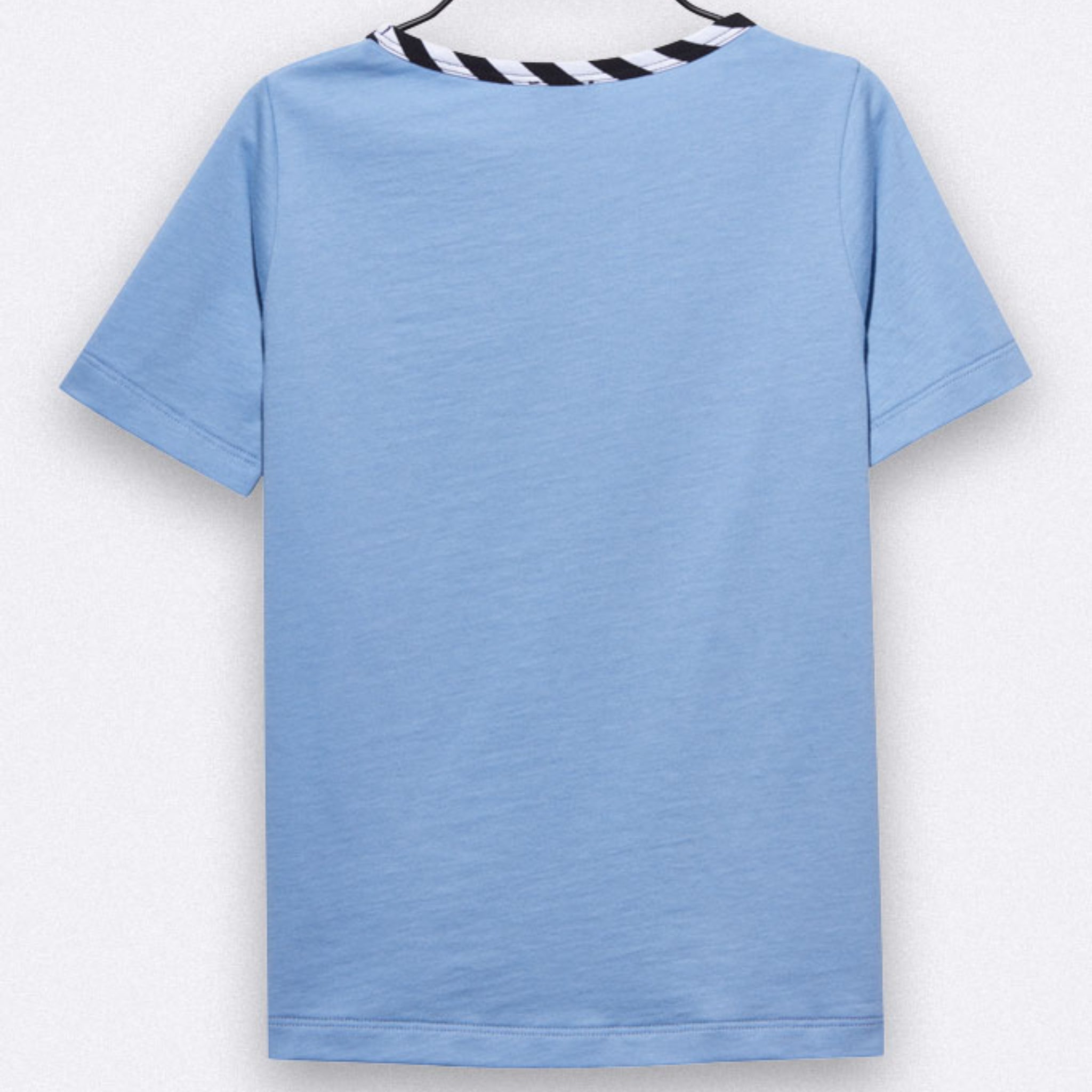 Ein unifarbenes hellblaues Kurzarm-T-Shirt wird von hinten gezeigt. Der Halsausschnitt ist mit einem schwarz-weiß gestreiften Innenkragen versehen. Das Hemd ist vor einem hellgrauen Hintergrund abgebildet.