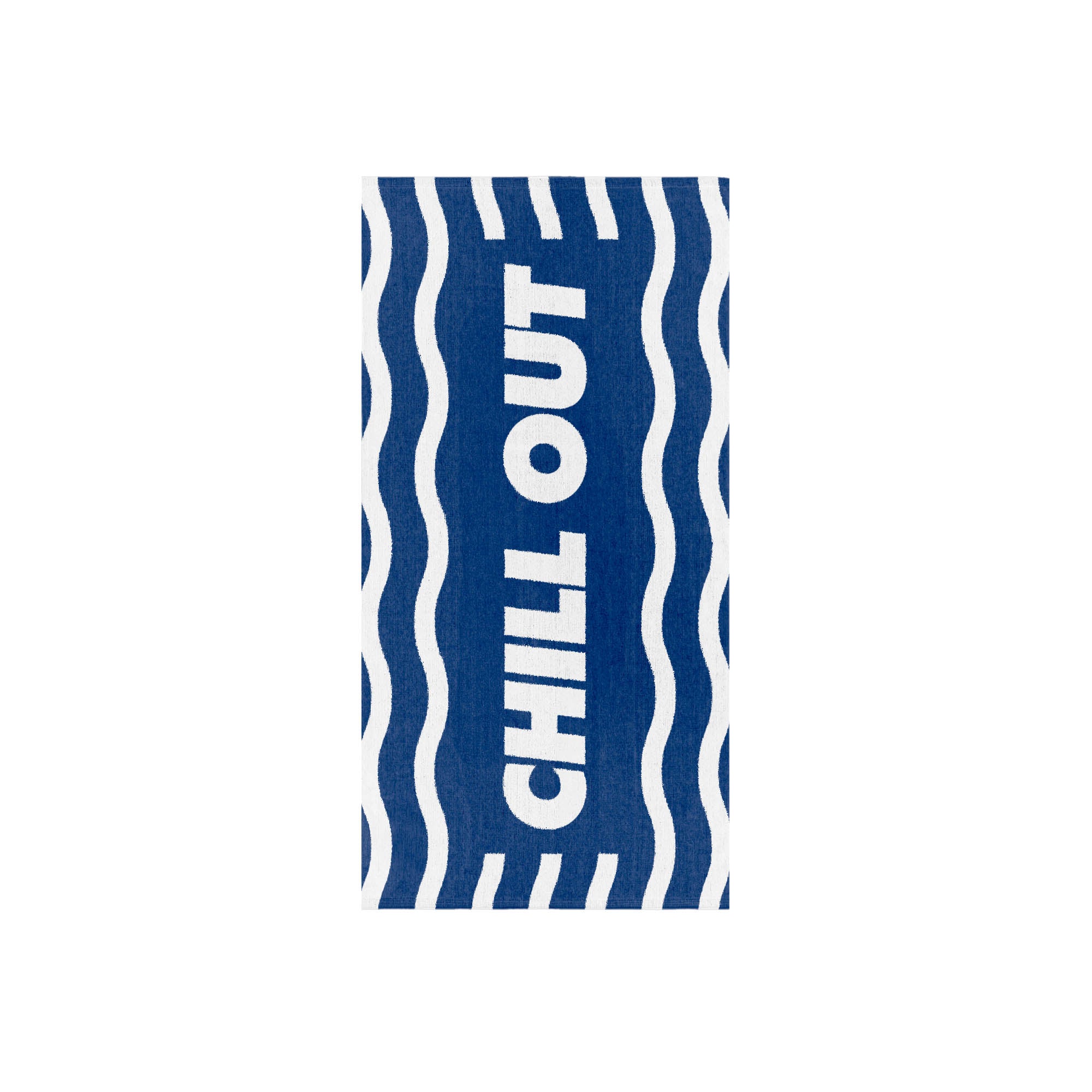 Ein blaues Handtuch mit gewellten weißen Linien an den Seiten und der Aufschrift CHILL OUT in fetten weißen Buchstaben vertikal in der Mitte.