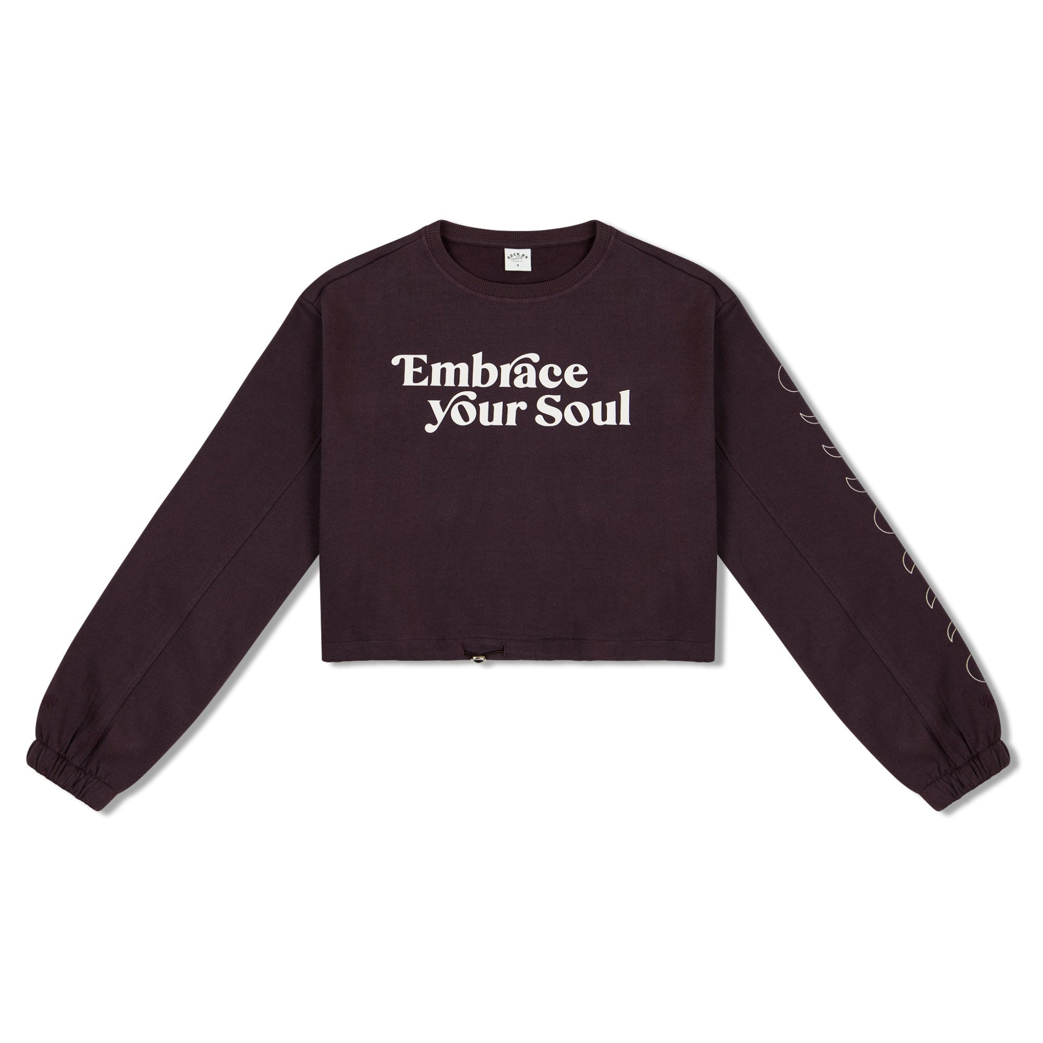 Dunkellila Cropped Sweatshirt mit der Aufschrift "Embrace Your Soul" auf der Vorderseite und Schriftzug am Ärmel.