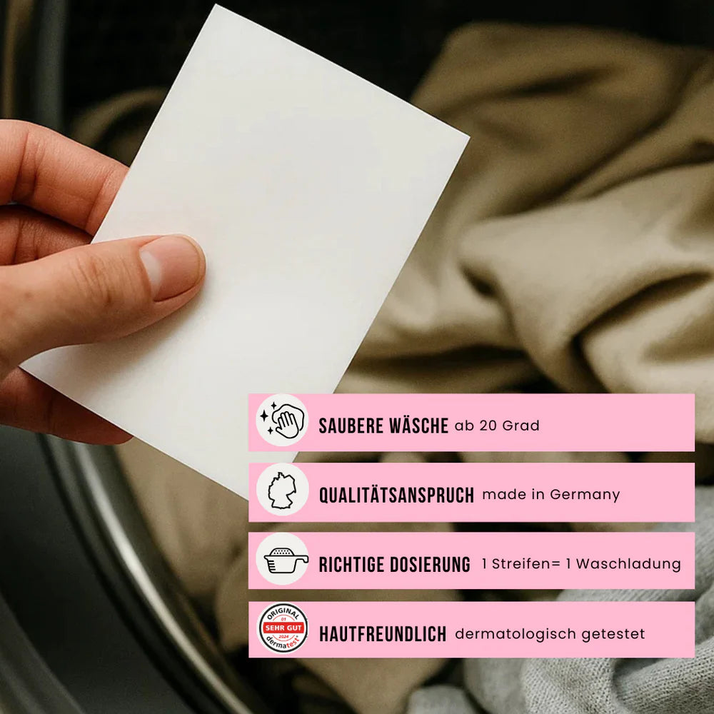Eine Hand hält ein weißes Wäschetuch über eine offene, mit Wäsche gefüllte Waschmaschine. Auf vier rosafarbenen Bannern werden die Produkteigenschaften auf Deutsch aufgeführt, darunter Sauberkeit, Qualität, richtige Dosierung und Hautfreundlichkeit.