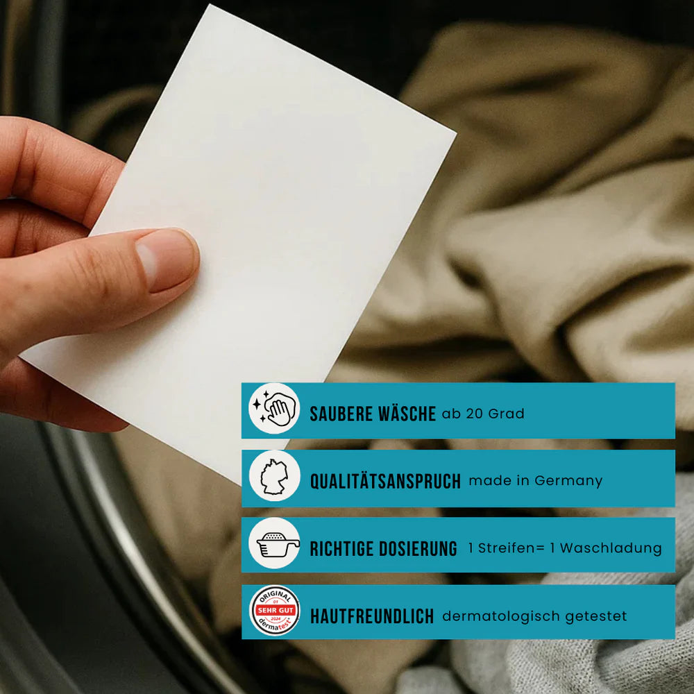 Eine Hand hält ein weißes Waschmittelblatt vor einer offenen, mit Wäsche gefüllten Waschmaschine. Vier blaue Infokästen beschreiben die Produkteigenschaften auf Deutsch.