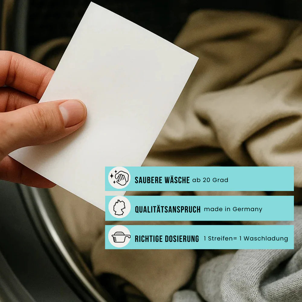 Eine Hand hält ein weißes Waschmittelblatt vor einer offenen, mit Wäsche gefüllten Waschmaschine. Der eingeblendete Text in deutscher Sprache hebt die Sauberkeit, die Qualität und die richtige Dosierung des Produkts hervor.