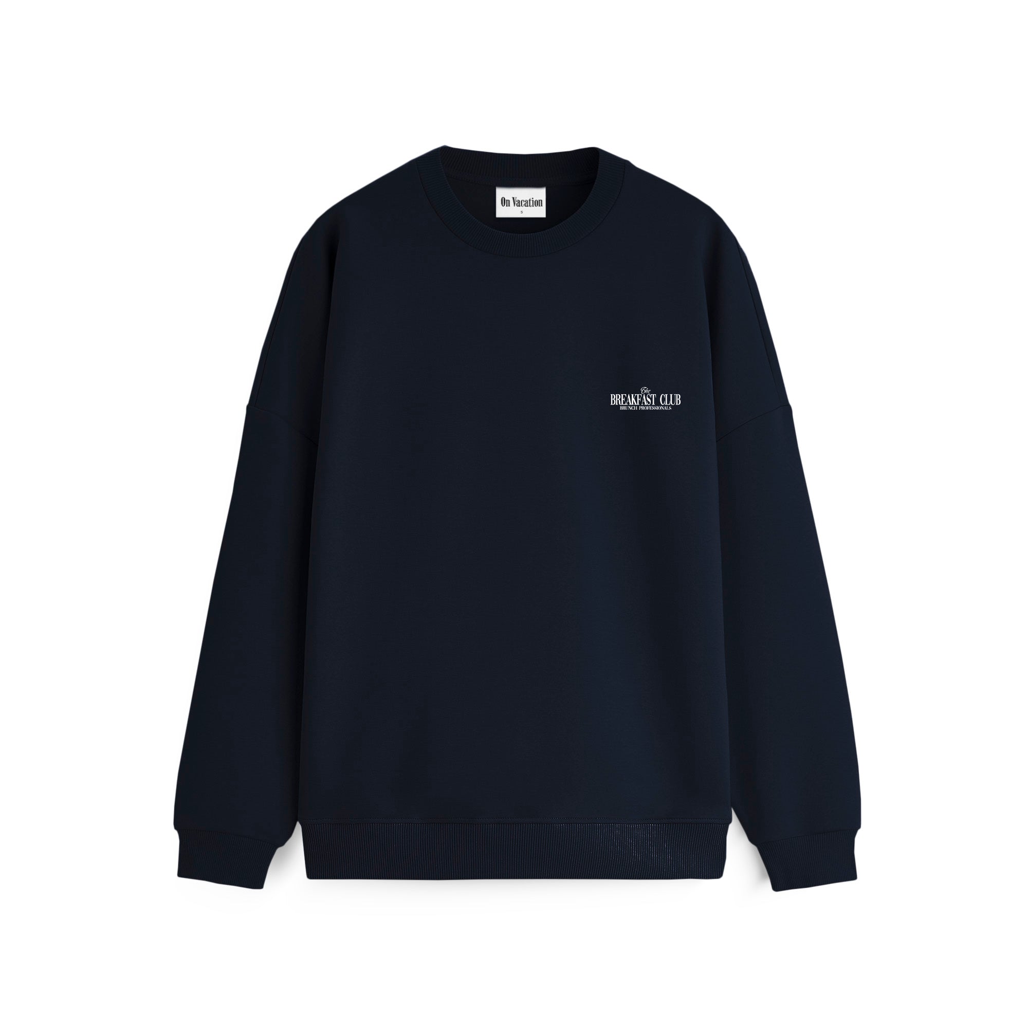 Ein schlichtes, dunkelblaues Sweatshirt mit Rundhalsausschnitt, langen Ärmeln und einem kleinen weißen Logo auf der linken Brustseite, das sich von einem weißen Hintergrund abhebt.