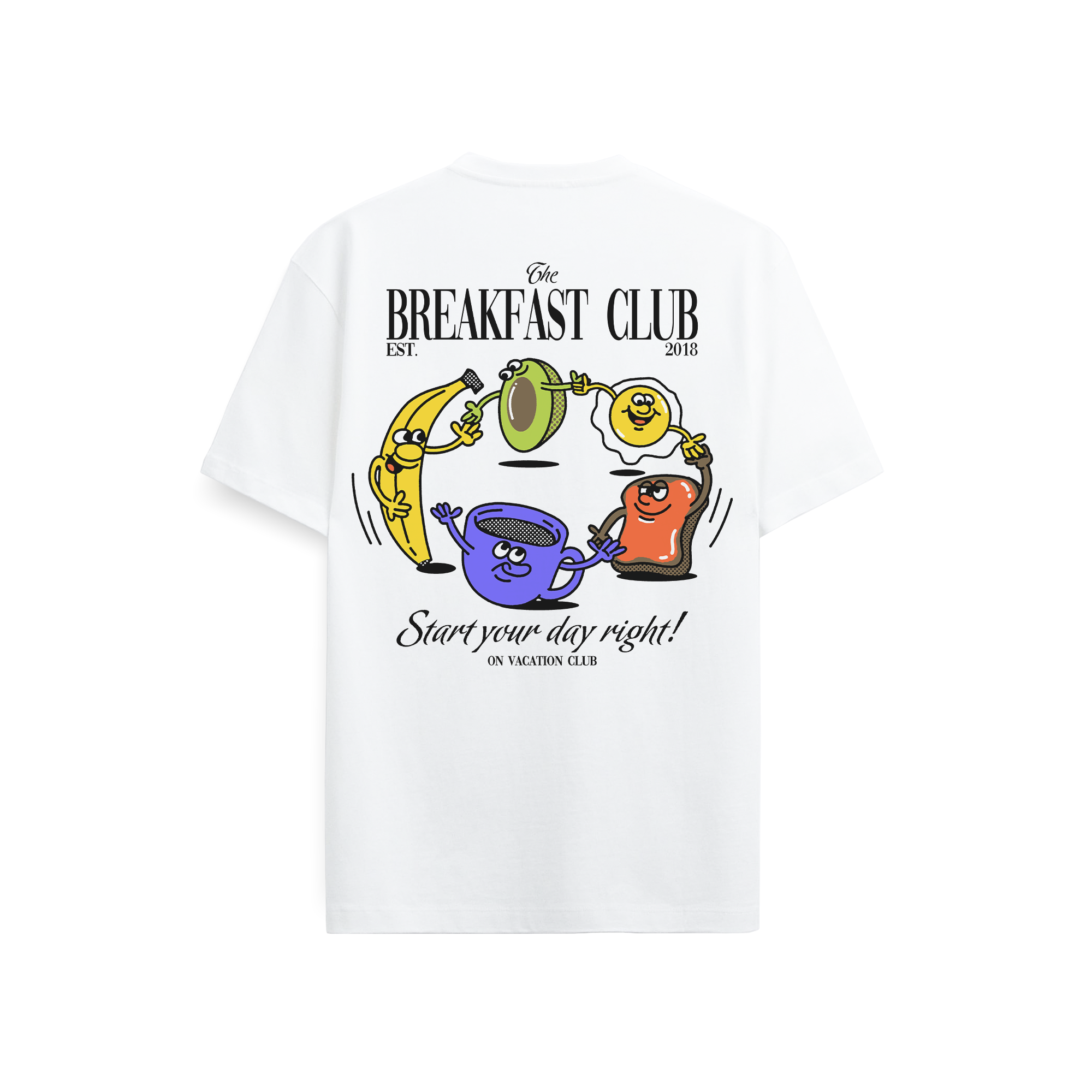 Ein weißes T-Shirt zeigt Cartoon-Frühstücksartikel - Banane, Avocado, Toast und Müslischale - die in einem Kreis tanzen. Der Text lautet: The Breakfast Club EST. 2018. Beginnen Sie Ihren Tag richtig! AUF URLAUB CLUB.