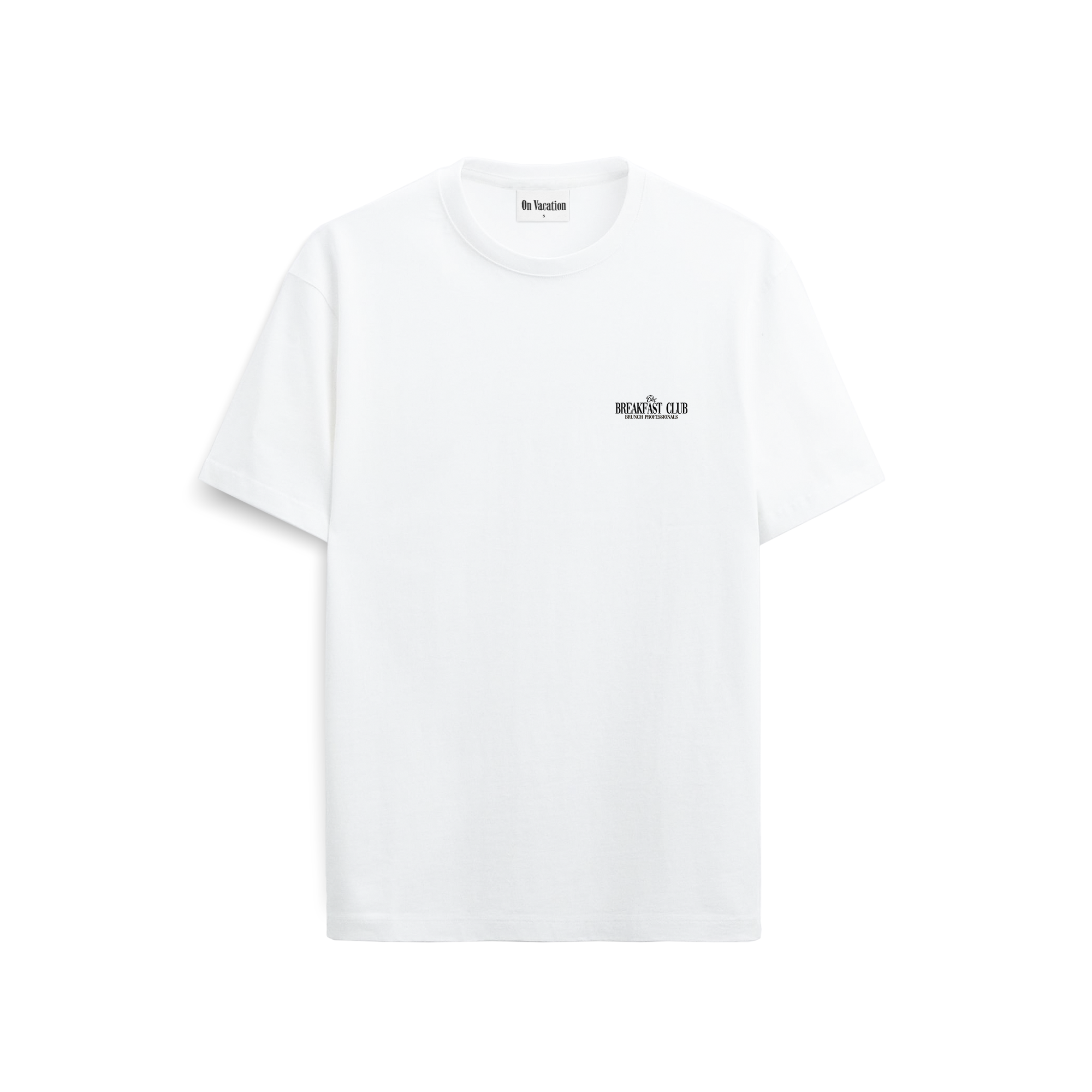 Ein schlichtes, weißes, kurzärmeliges T-Shirt mit einem kleinen, schwarz aufgedruckten "BREAKFAST CLUB"-Logo im linken Brustbereich. Das T-Shirt ist auf einem leeren Hintergrund abgebildet.