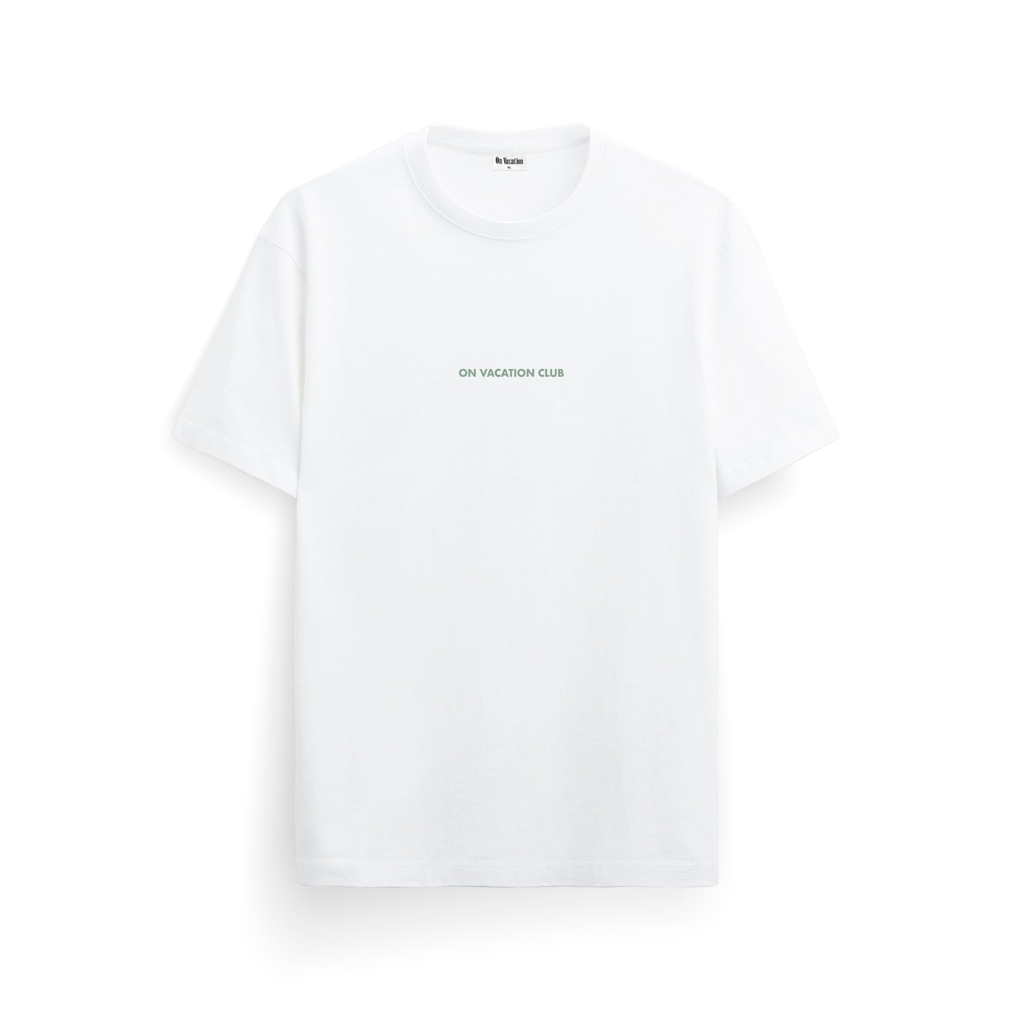 Ein schlichtes weißes, kurzärmeliges T-Shirt mit der Aufschrift ON VACATION CLUB in kleinen schwarzen Buchstaben in der Mitte der Brust. Das Shirt ist auf einem weißen Hintergrund abgebildet.