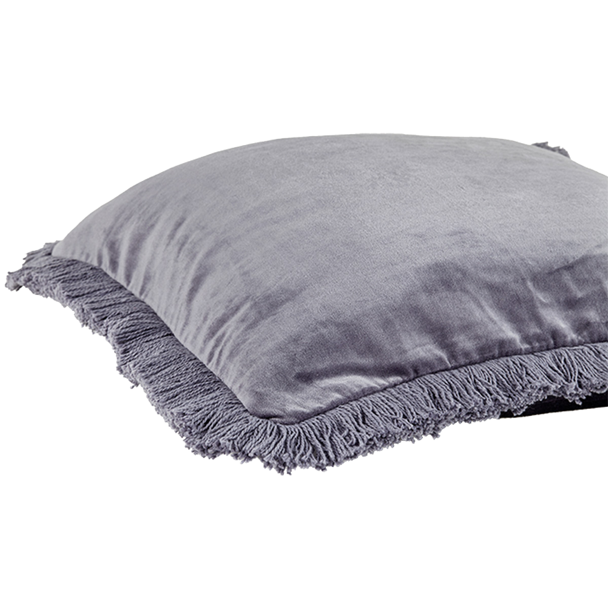 Ein quadratisches, hellgraues Samtkissen mit passendem Fransenbesatz an den Rändern, abgebildet auf einem schlichten weißen Hintergrund.