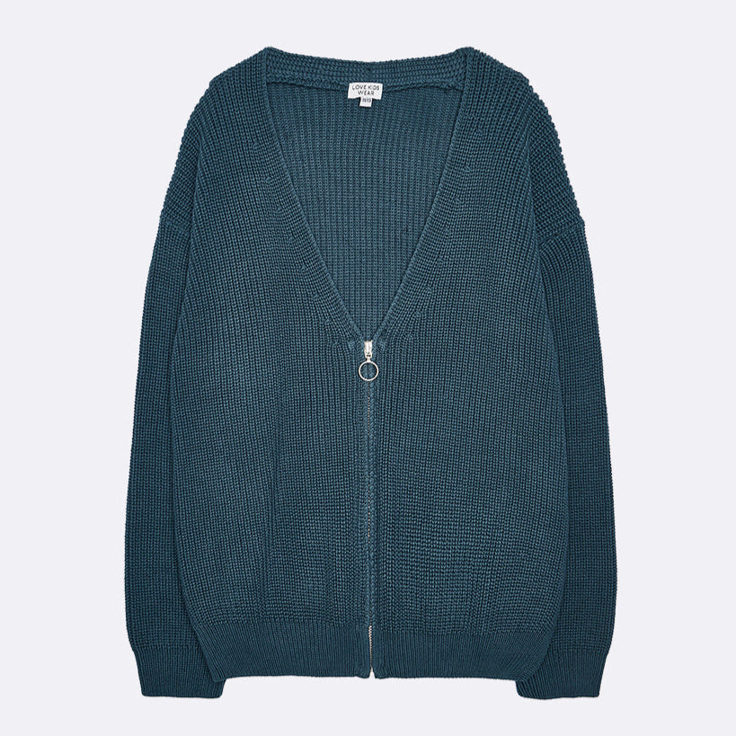 Blaugrüne, strukturierte Strickjacke mit V-Ausschnitt, langen Ärmeln und einem Frontreißverschluss mit kreisförmiger Zuglasche, flach auf hellem Grund.