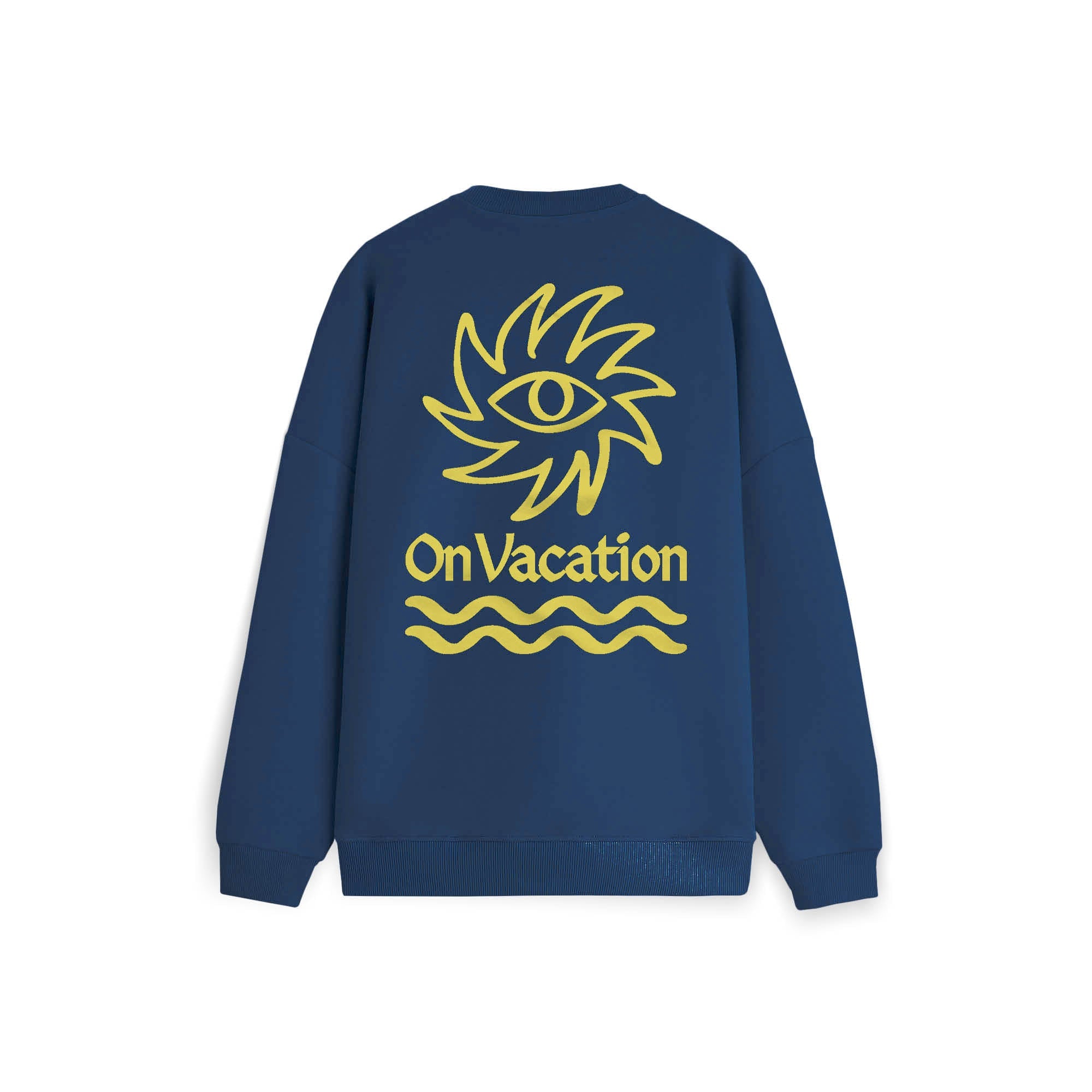 Ein blaues Sweatshirt mit einer großen gelben Grafik auf dem Rücken, die ein stilisiertes Auge, Sonnenstrahlen, den Text "On Vacation" und darunter Wellenlinien zeigt.