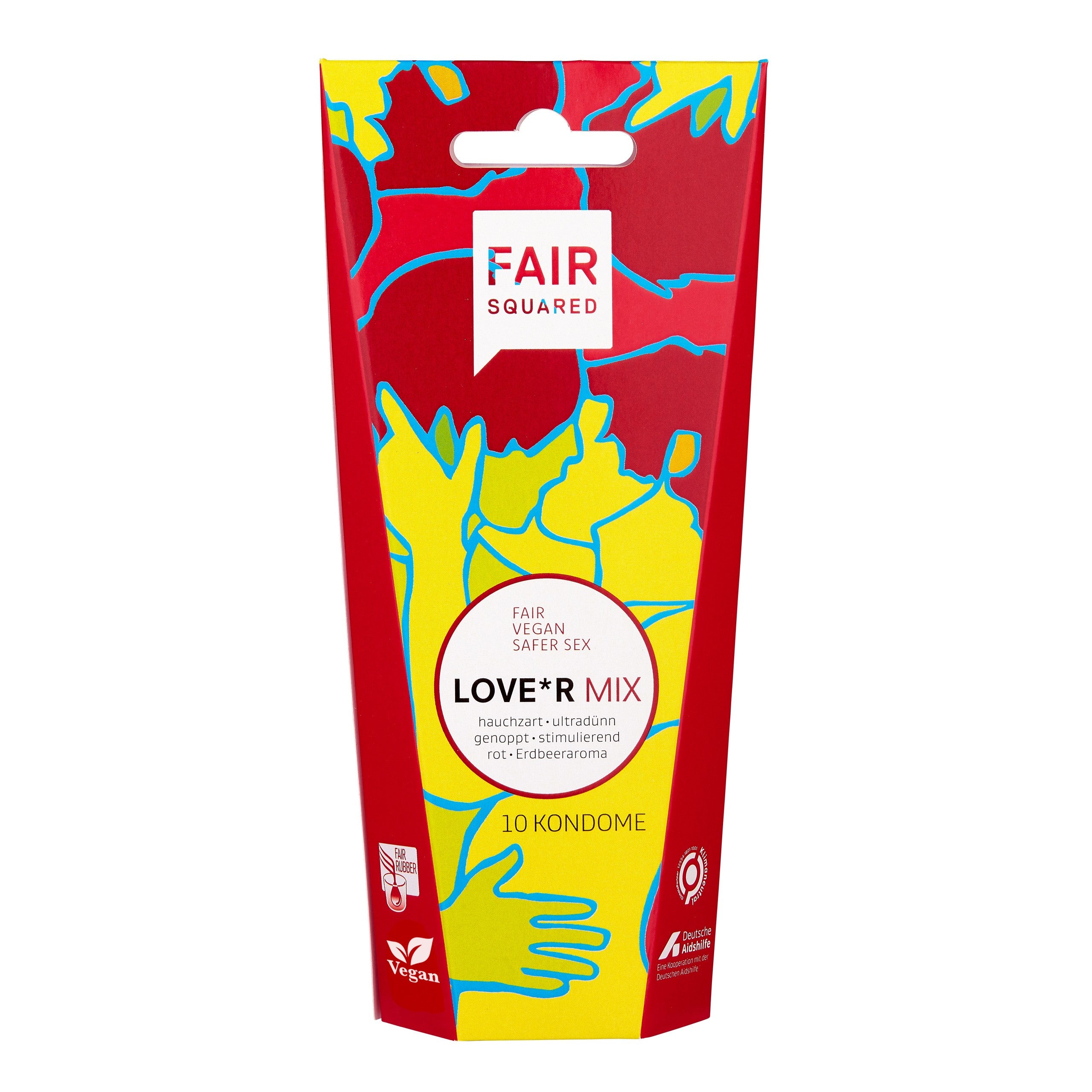 Eine rote und gelbe Schachtel mit FAIR SQUARED LOVE*R MIX-Kondomen mit blauen, roten und gelben abstrakten Linien, veganen und Fair-Trade-Symbolen und einem Text, der 10 Kondome und Erdbeergeschmack angibt.