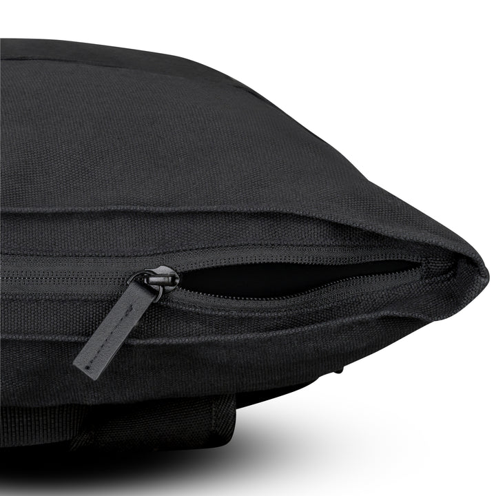 Nahaufnahme einer schwarzen Stofftasche oder eines Beutels, die/der einen teilweise geöffneten Reißverschluss mit einer schwarzen Zuglasche zeigt, vor einem weißen Hintergrund.