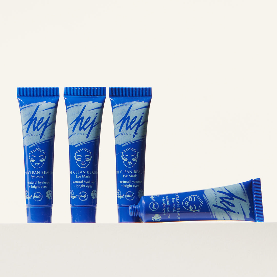 Vier blaue Tuben mit der Aufschrift "hej", eine liegend, auf weißem Hintergrund.