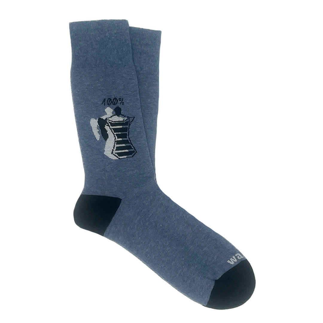 Blauer Socken mit schwarzer Zehen- und Fersenpartie, verziert mit einer weißen Kaffeemaschine und "100%" Aufschrift.